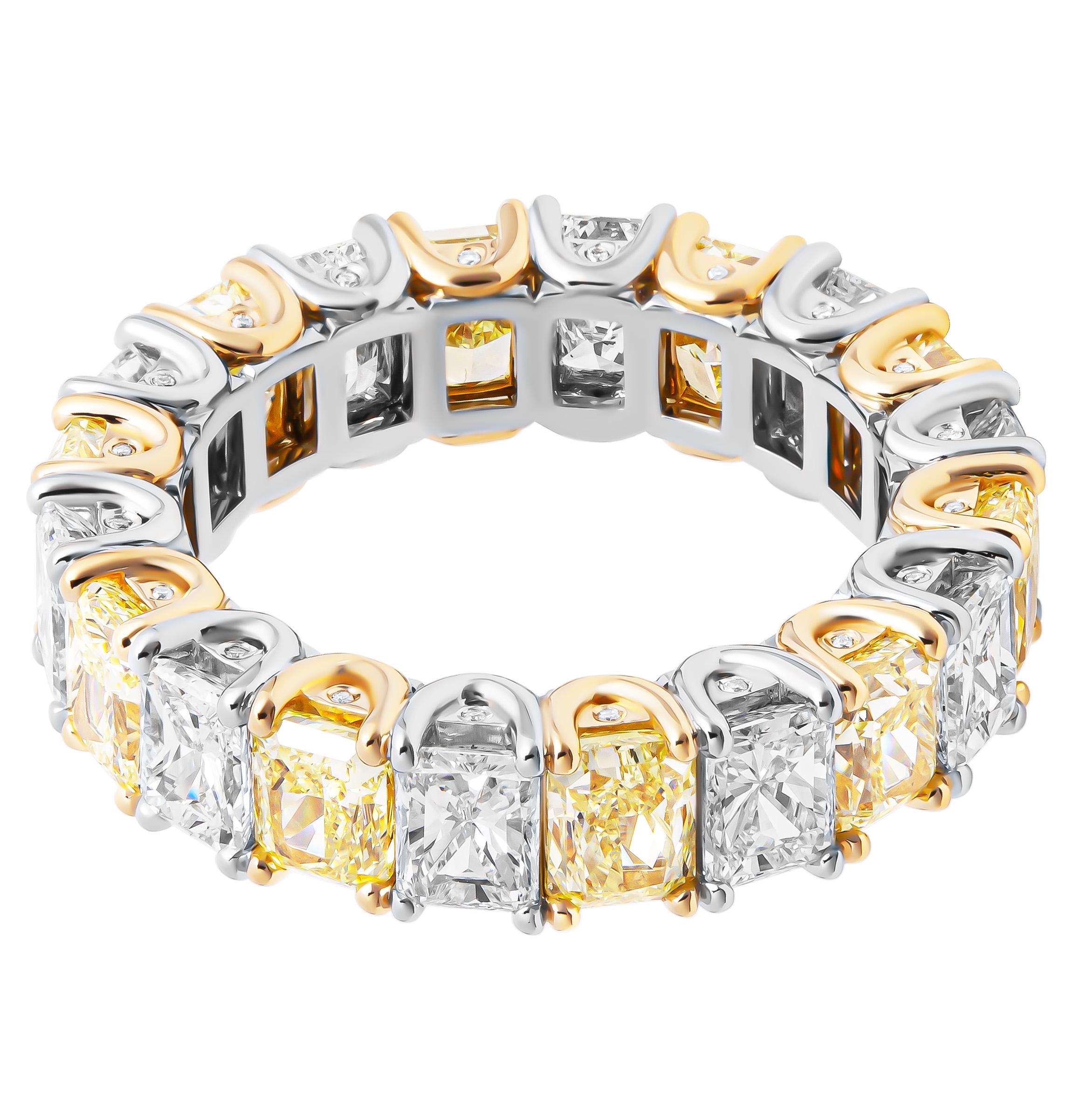 Taglio radiant Fascia a eternità alternata con diamanti gialli e bianchi a taglio radiante in vendita