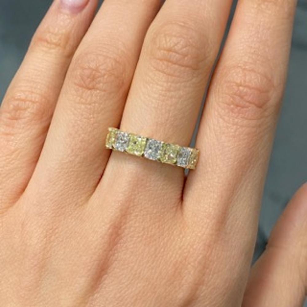 This stunning diamond half eternity band features a striking total of 2.76 carats, offering an exquisite combination of Fancy Yellow and E/F diamonds. The band is adorned with 1.73 carats of vibrant Fancy Yellow diamonds, alongside 1.03 carats of