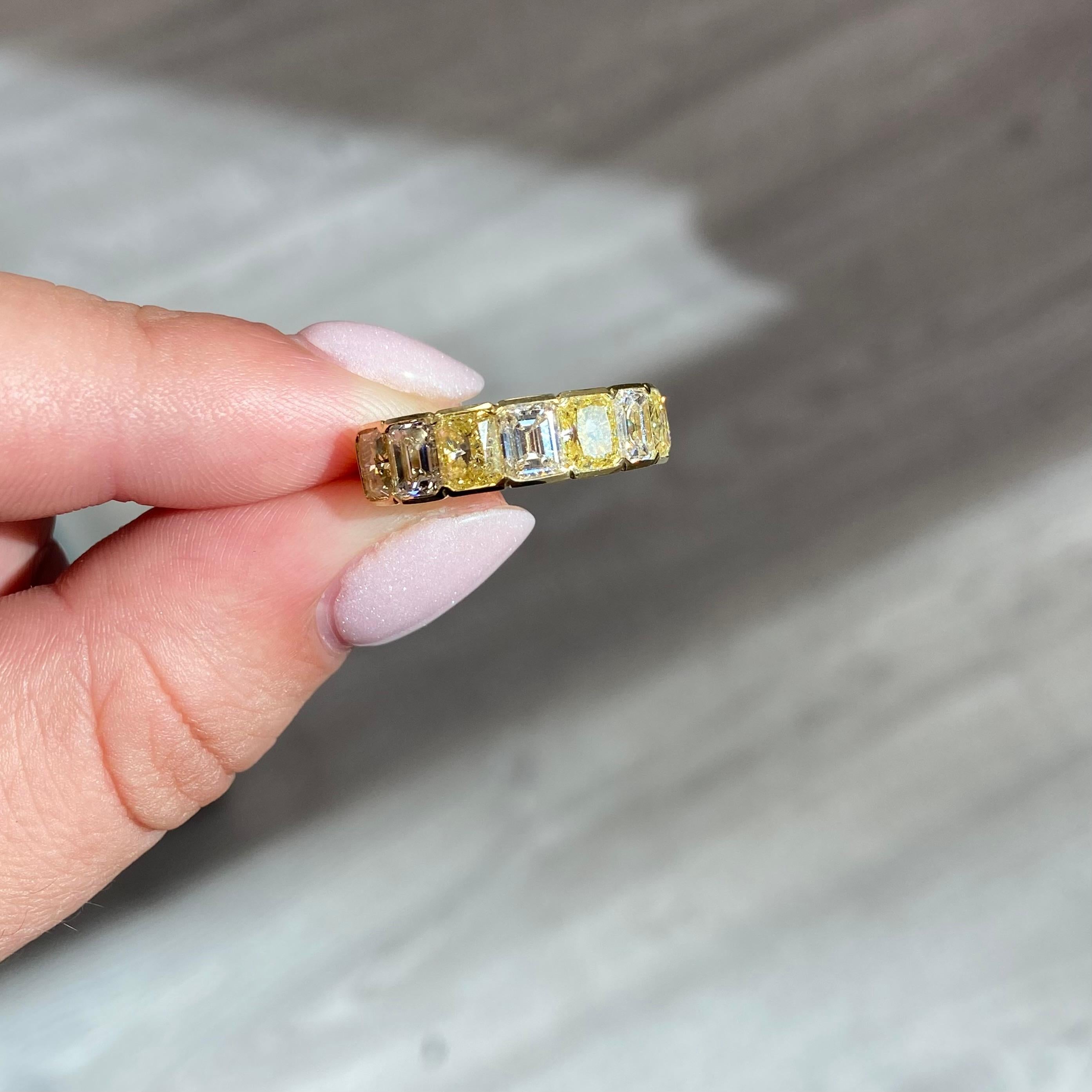 Halb-Eternity-Ring mit abwechselnd gelben und weißen Fancy-Diamanten () 2