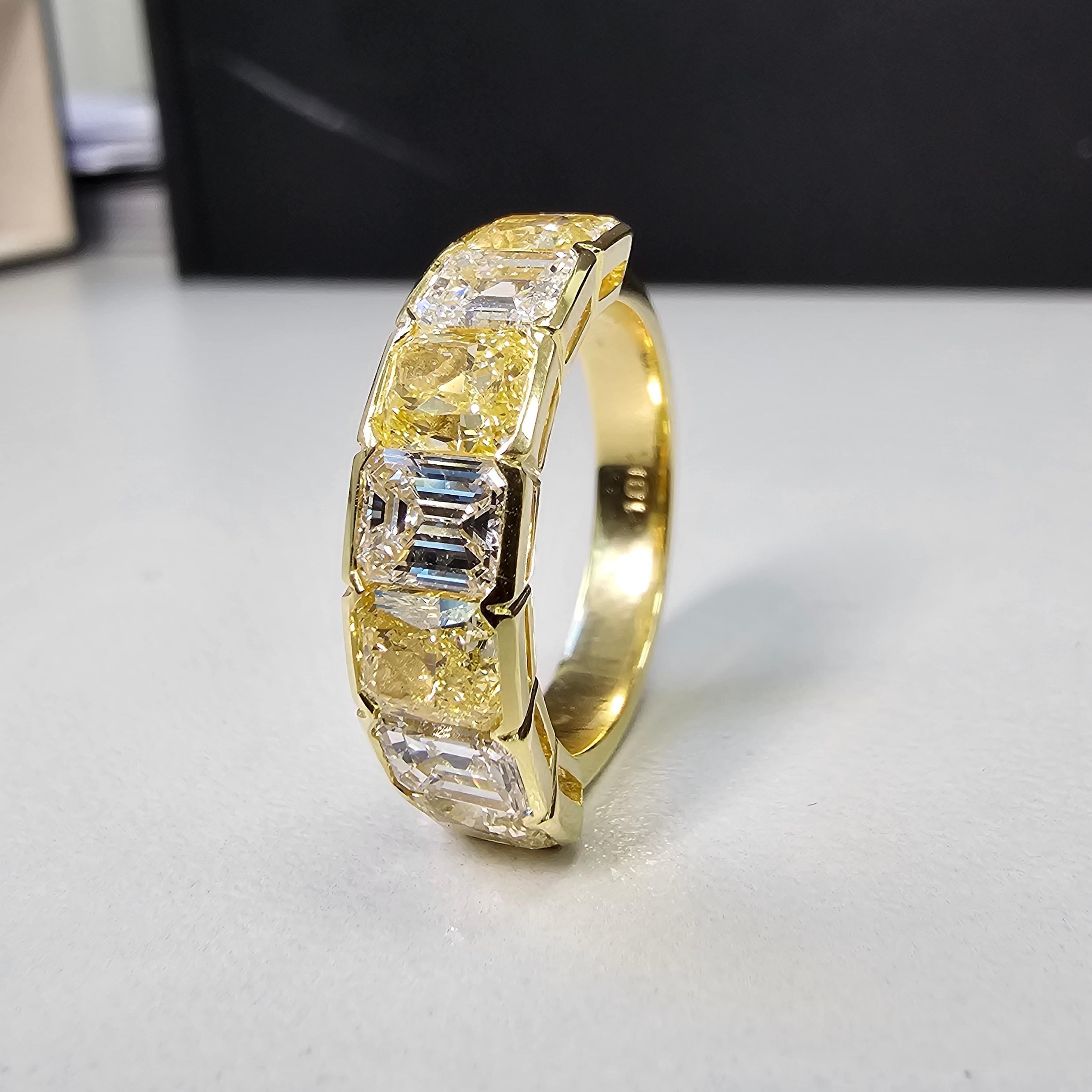 Halb-Eternity-Ring mit abwechselnd gelben und weißen Fancy-Diamanten () 3