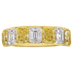 Halb-Eternity-Ring mit abwechselnd gelben und weißen Fancy-Diamanten