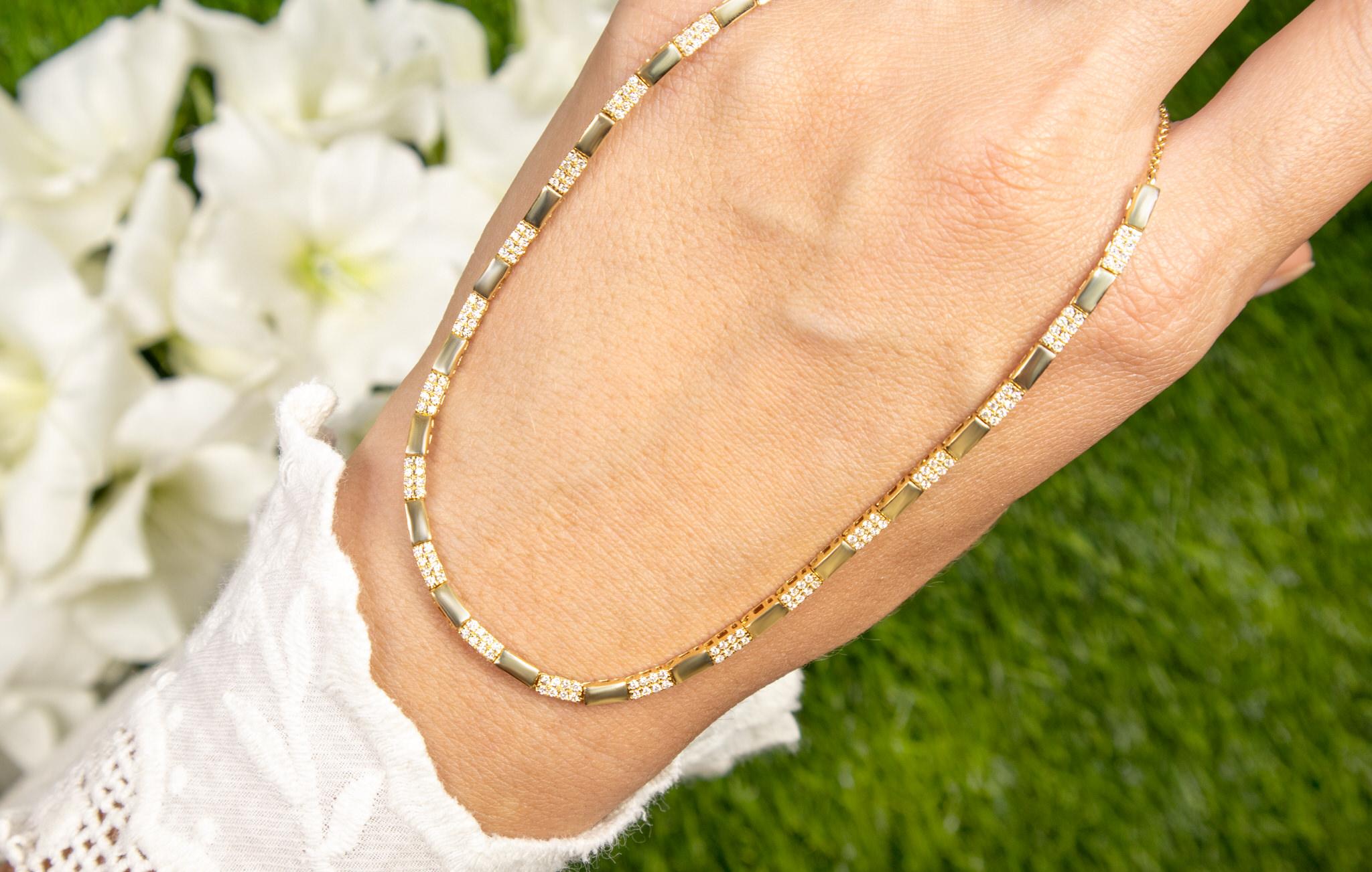 Contemporain Collier alternant or et diamants de 14 carats au total en vente