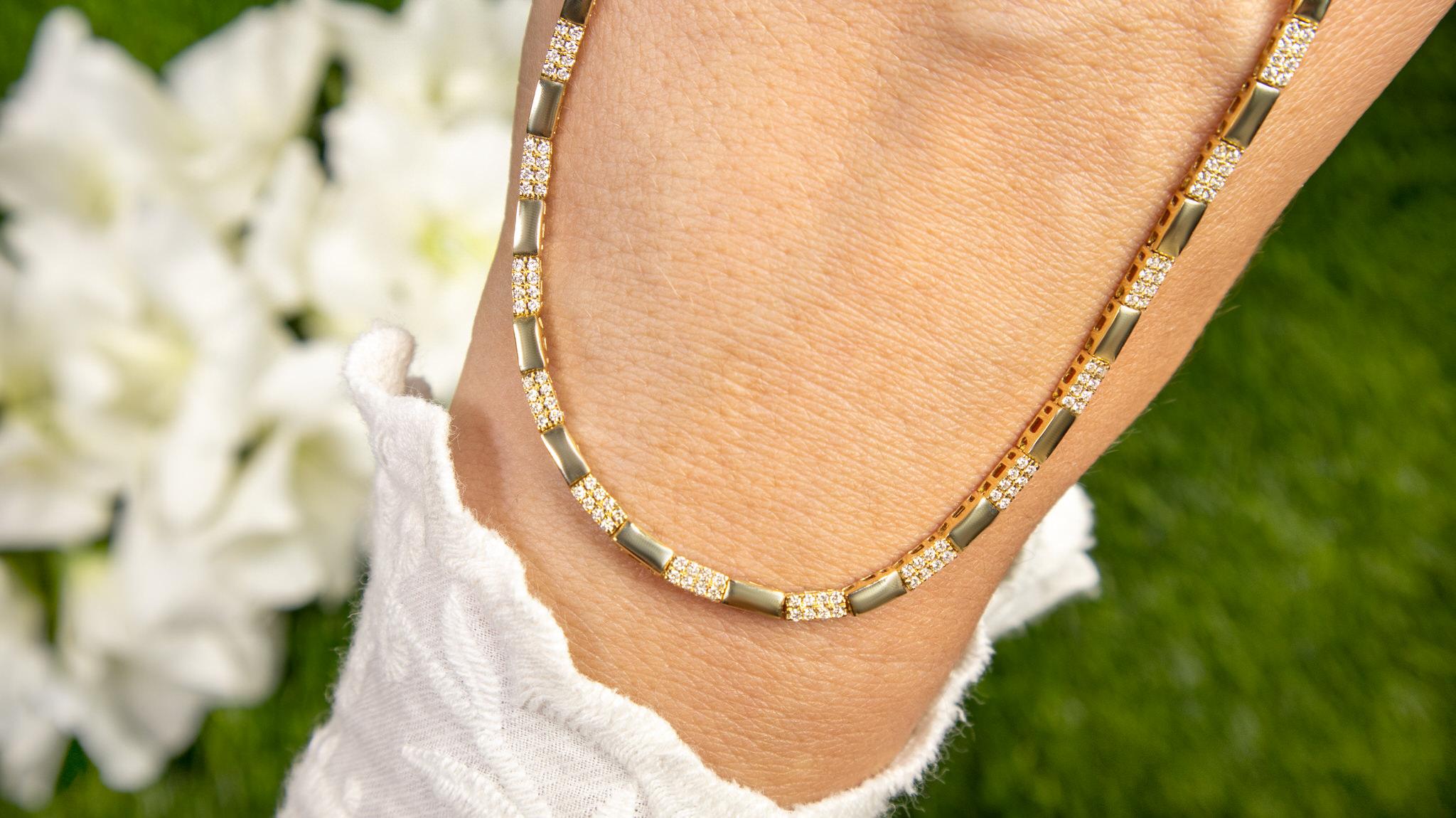 Taille ronde Collier alternant or et diamants de 14 carats au total en vente