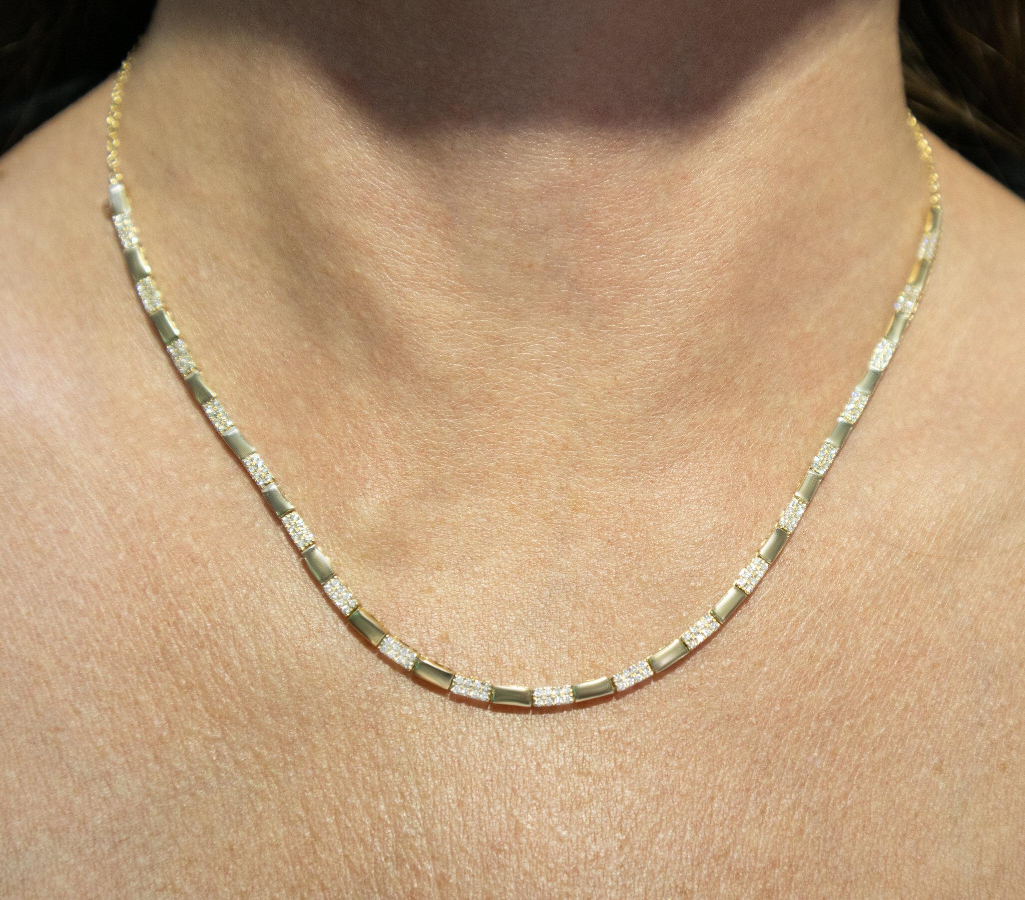 Collier alternant or et diamants de 14 carats au total Unisexe en vente