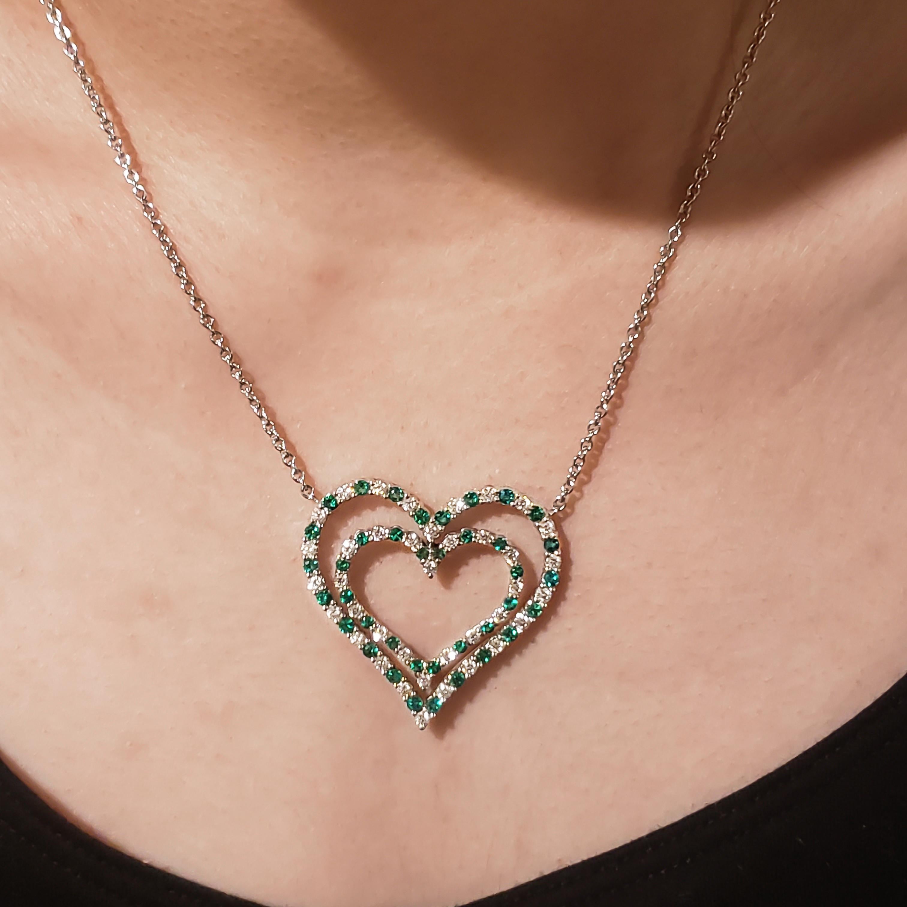 Collana con ciondolo a cuore con smeraldo verde e diamante alternati In condizioni Nuovo in vendita a New York, NY