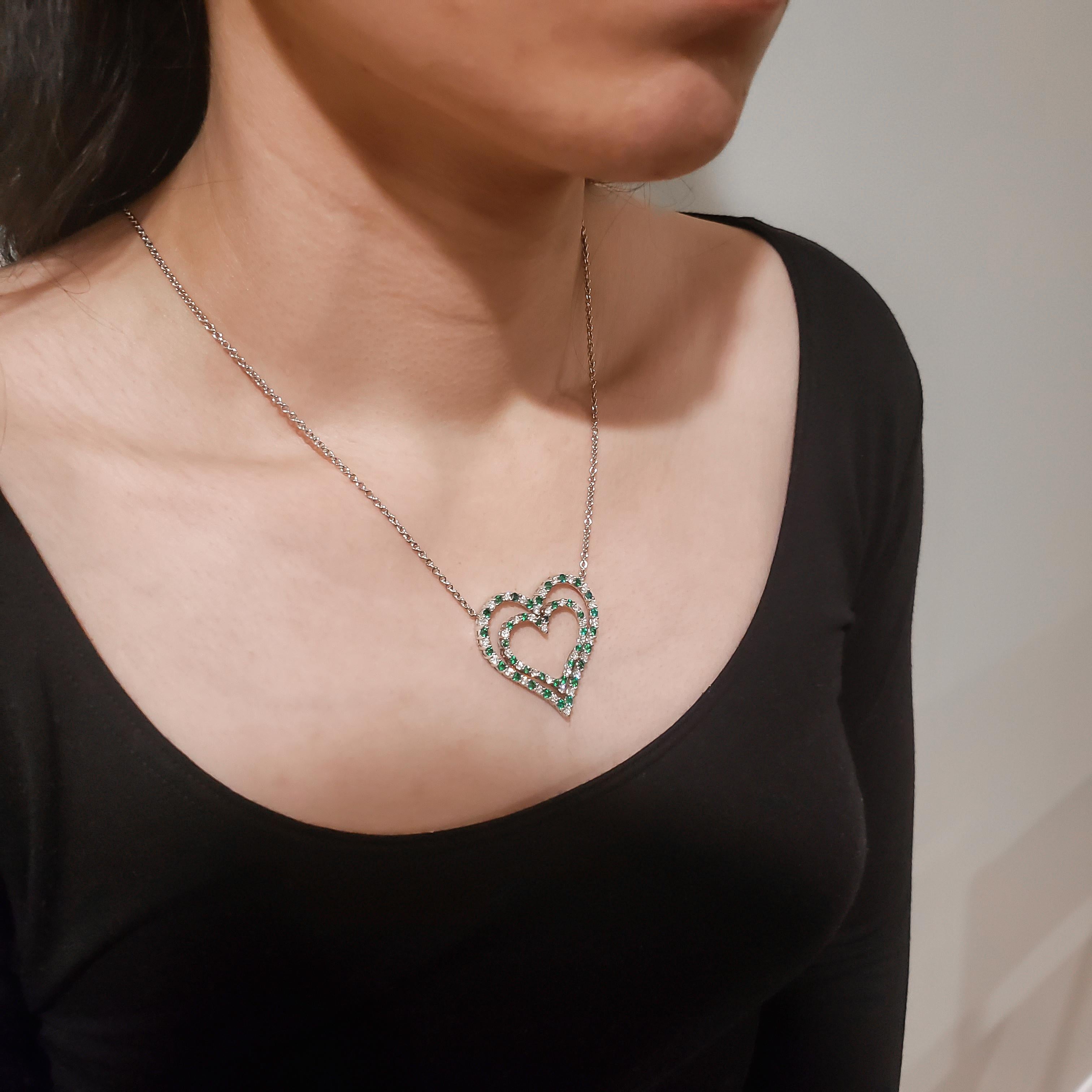 Contemporary Alternating Green Emerald and Diamond Heart Pendant Necklace For Sale