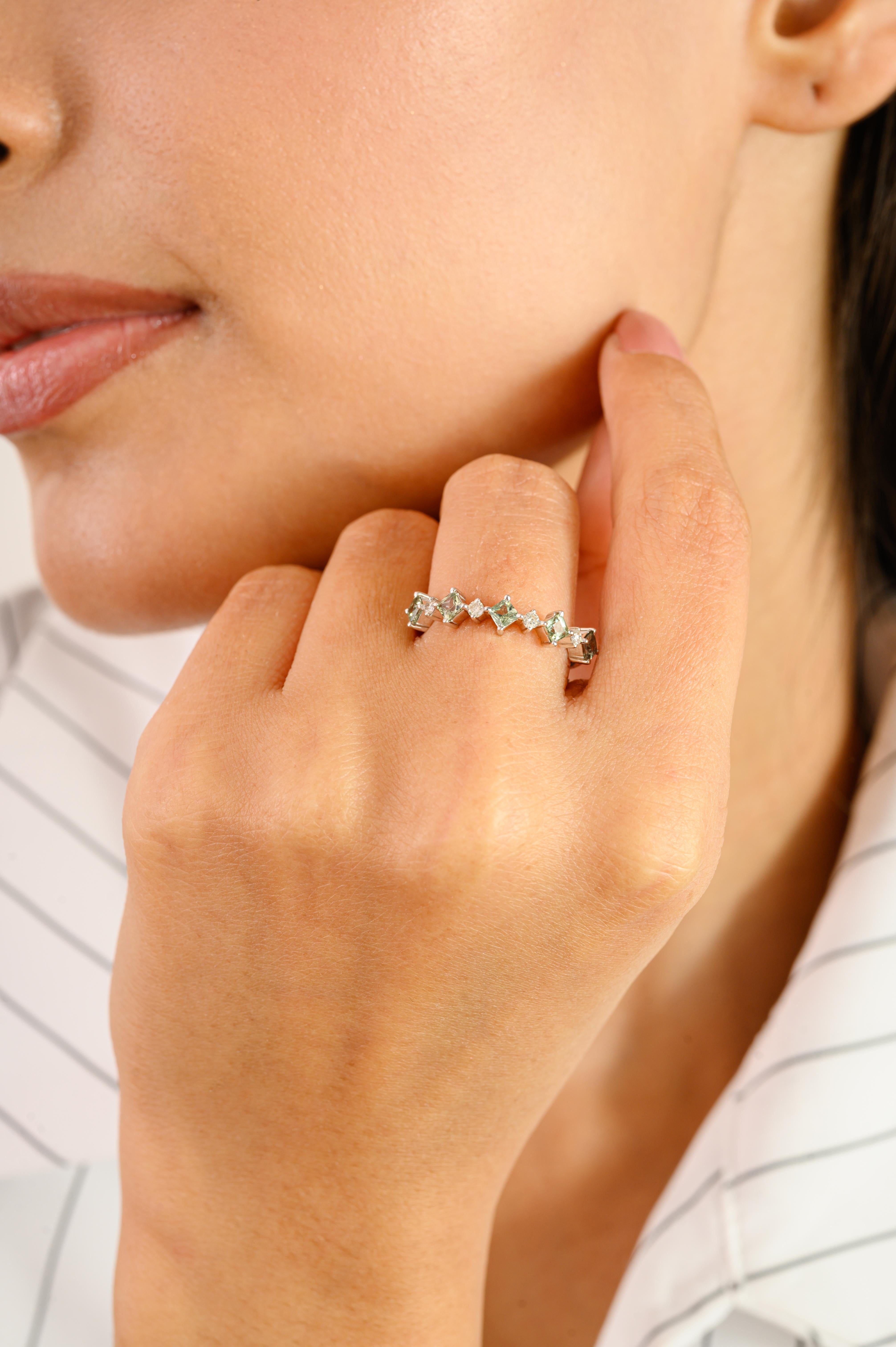 En vente :  Bague demi-éternité en or blanc 14k avec saphirs verts et diamants alternés 2