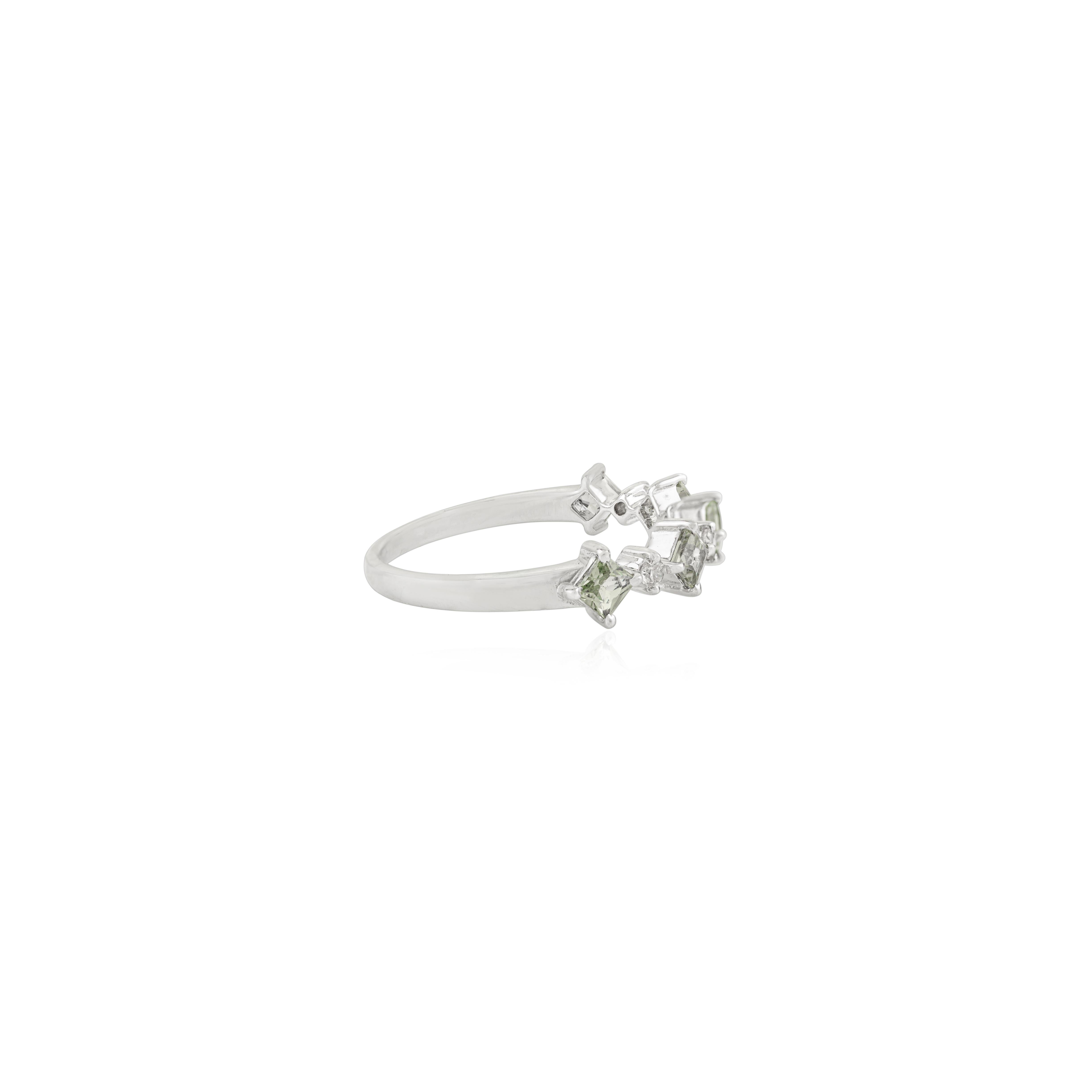 En vente :  Bague demi-éternité en or blanc 14k avec saphirs verts et diamants alternés 3