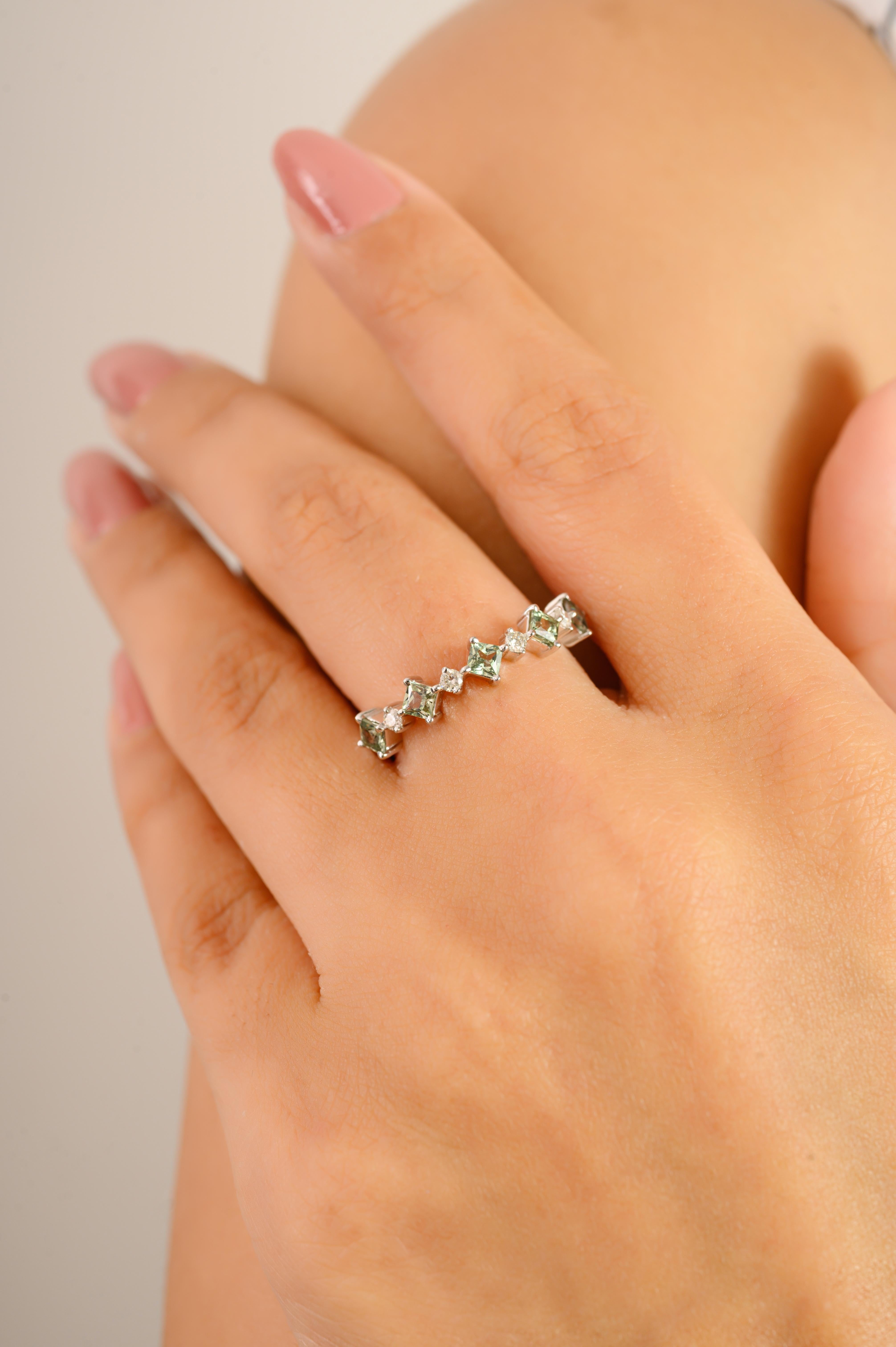 En vente :  Bague demi-éternité en or blanc 14k avec saphirs verts et diamants alternés 4