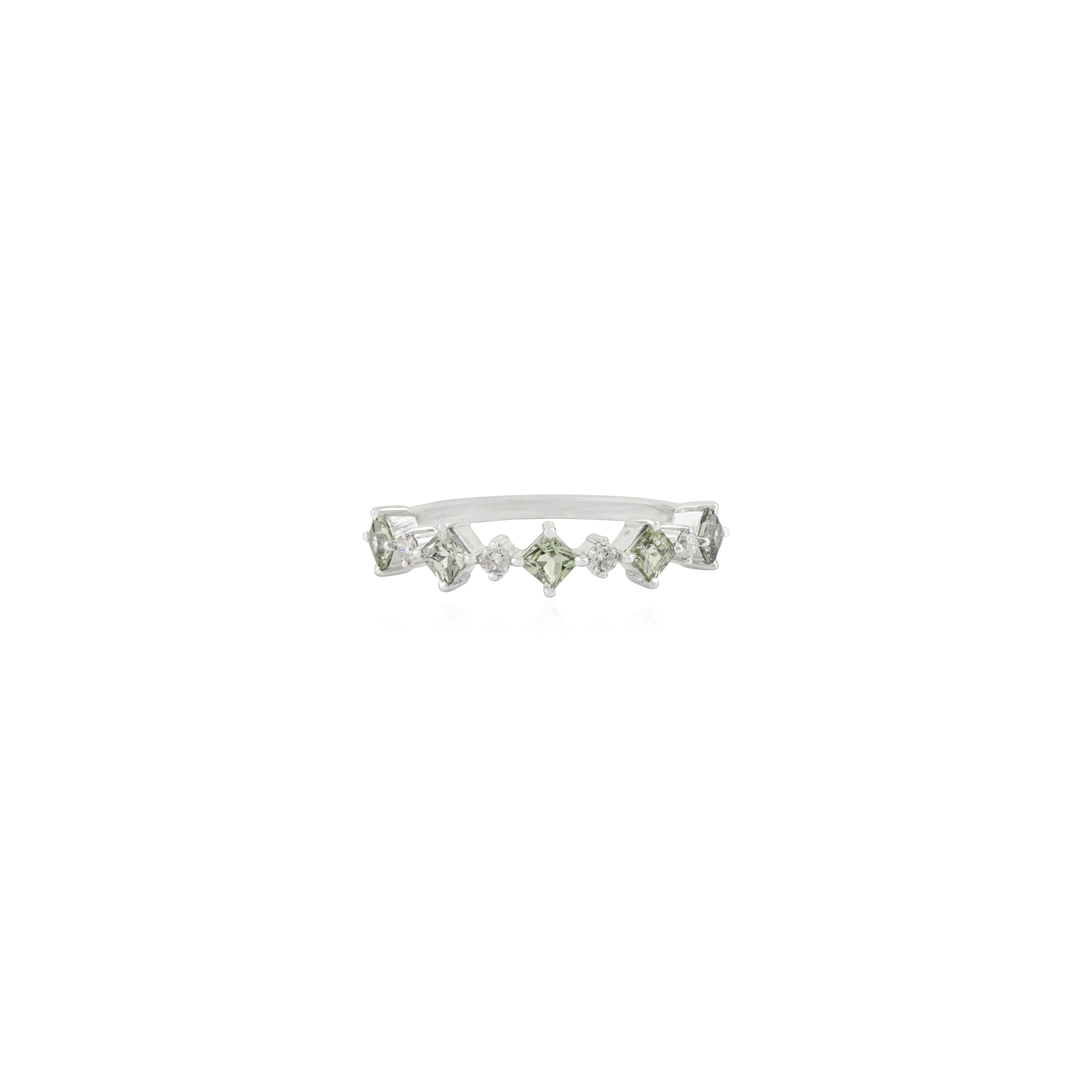 En vente :  Bague demi-éternité en or blanc 14k avec saphirs verts et diamants alternés 5