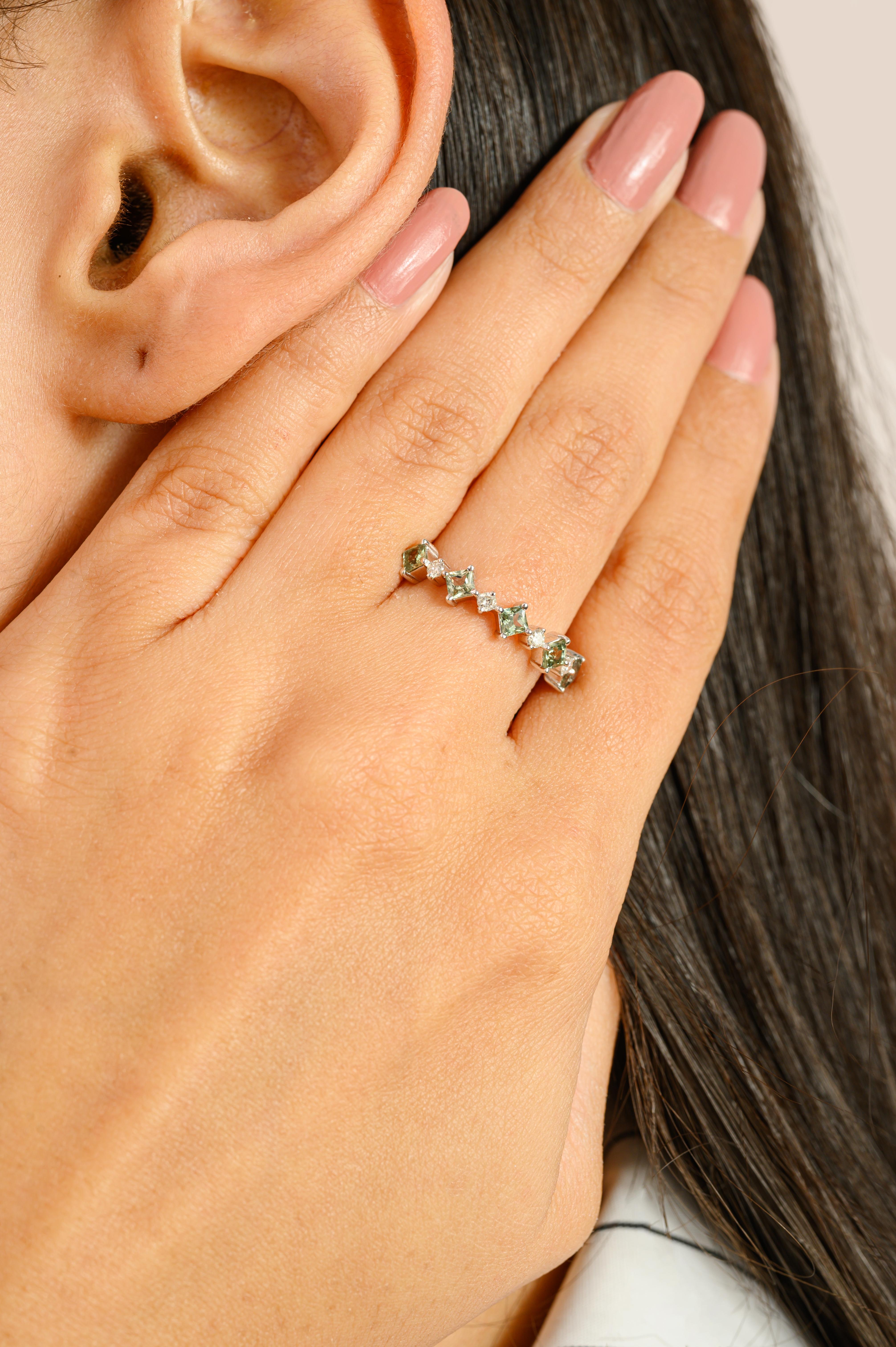 En vente :  Bague demi-éternité en or blanc 14k avec saphirs verts et diamants alternés 6