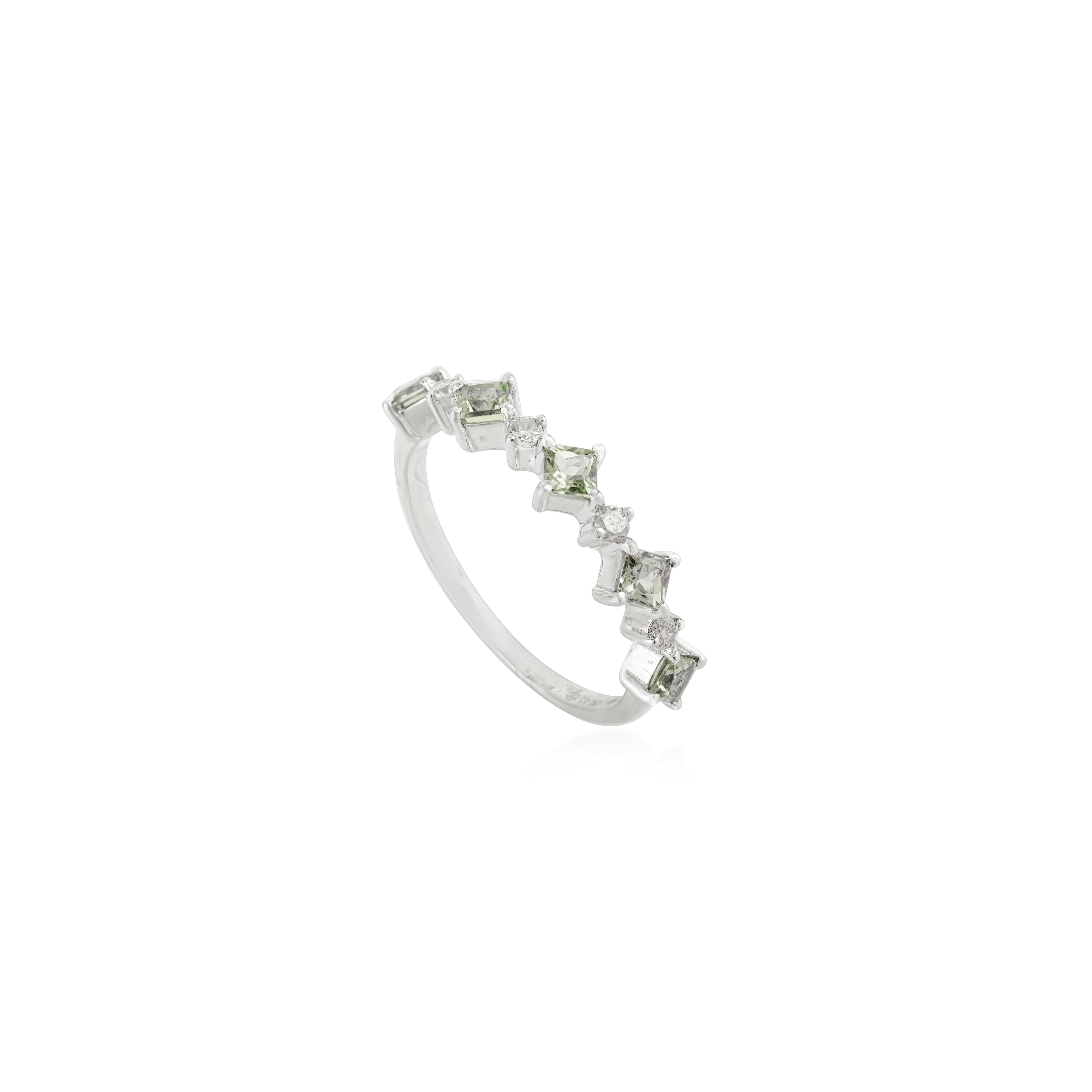 En vente :  Bague demi-éternité en or blanc 14k avec saphirs verts et diamants alternés 7