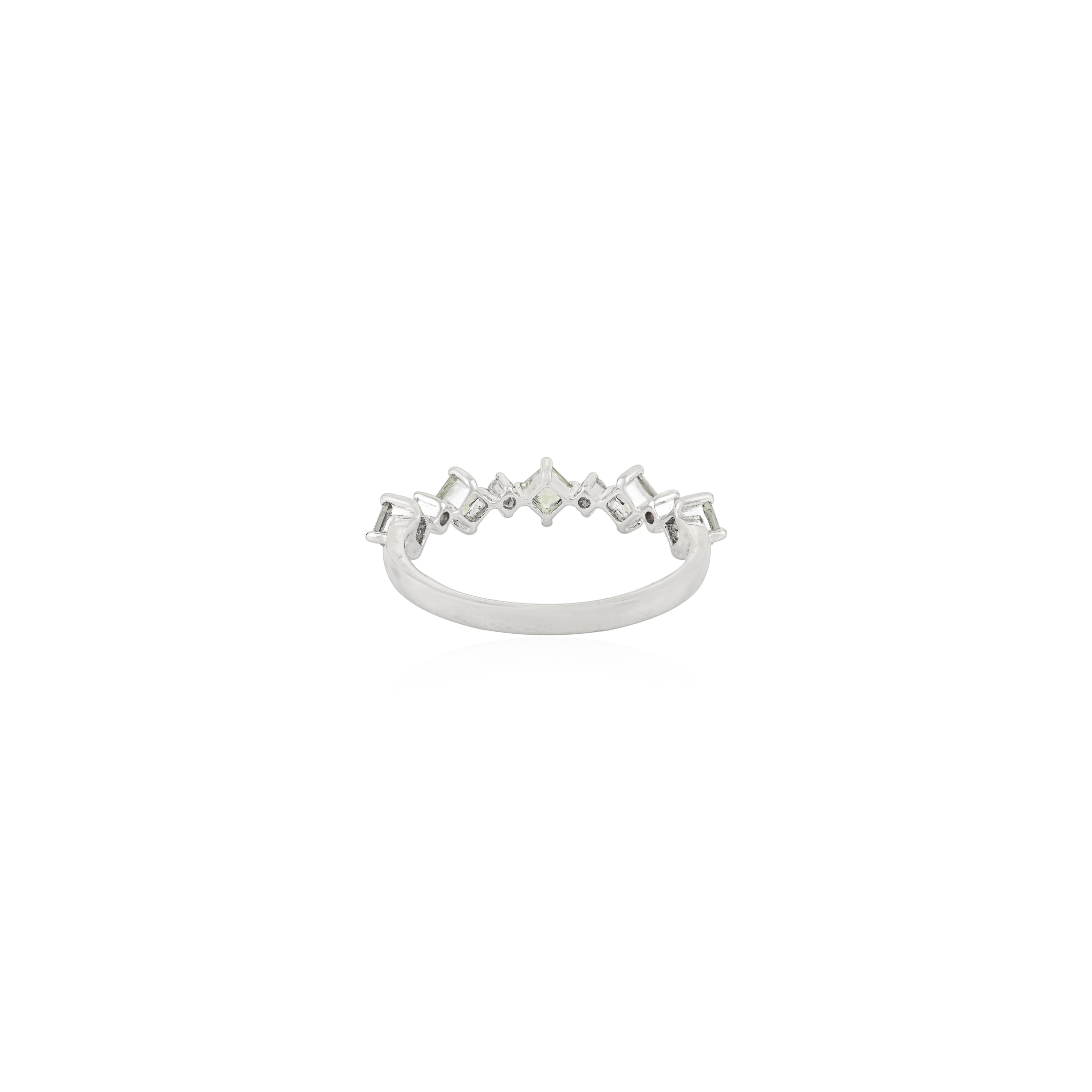 En vente :  Bague demi-éternité en or blanc 14k avec saphirs verts et diamants alternés 9