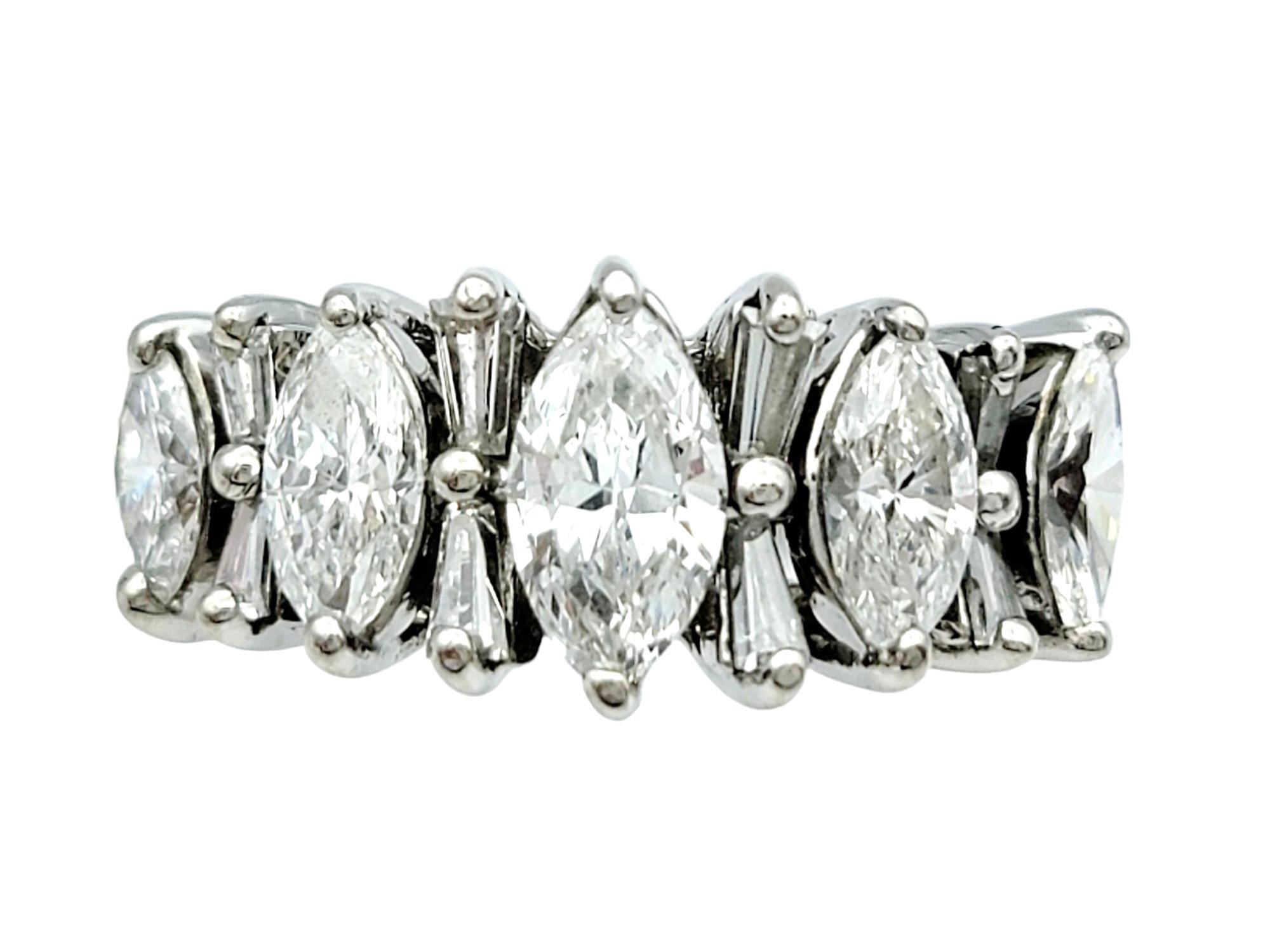 Ringgröße: 5.5

Dieser schillernde Diamantring aus 14 Karat Weißgold besticht durch sein einzigartiges und elegantes Design. Mit seinen abwechselnden Marquise- und Baguette-Diamanten schafft dieser Ring einen atemberaubenden visuellen Kontrast, der