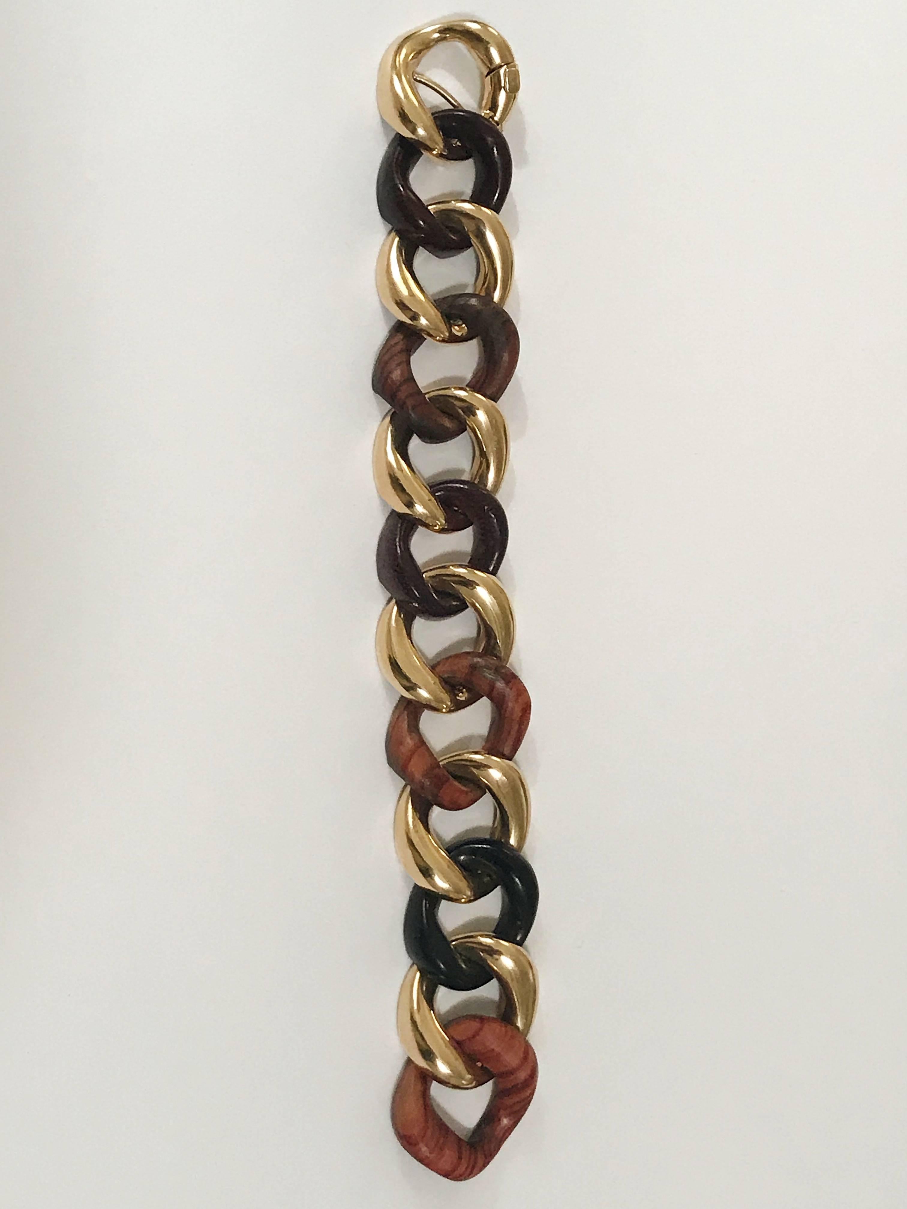 Alternating Multi Wood and Gold Curved Link Bracelet In New Condition For Sale In New York, NY