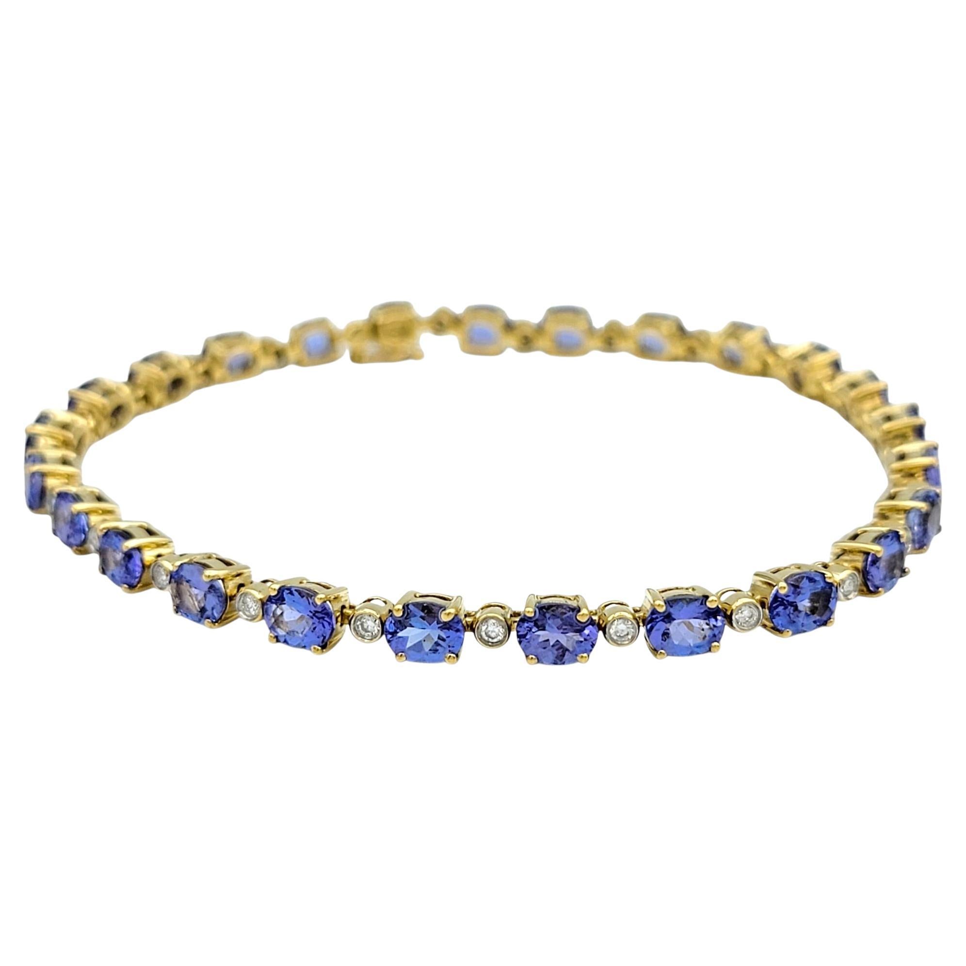 Ce bracelet en tanzanite et diamants, aux couleurs vives et à l'éclat raffiné, est une luxueuse déclaration d'élégance. Serti dans de l'or jaune 18 carats, le design présente des tanzanites de forme ovale, chacune affichant une captivante teinte