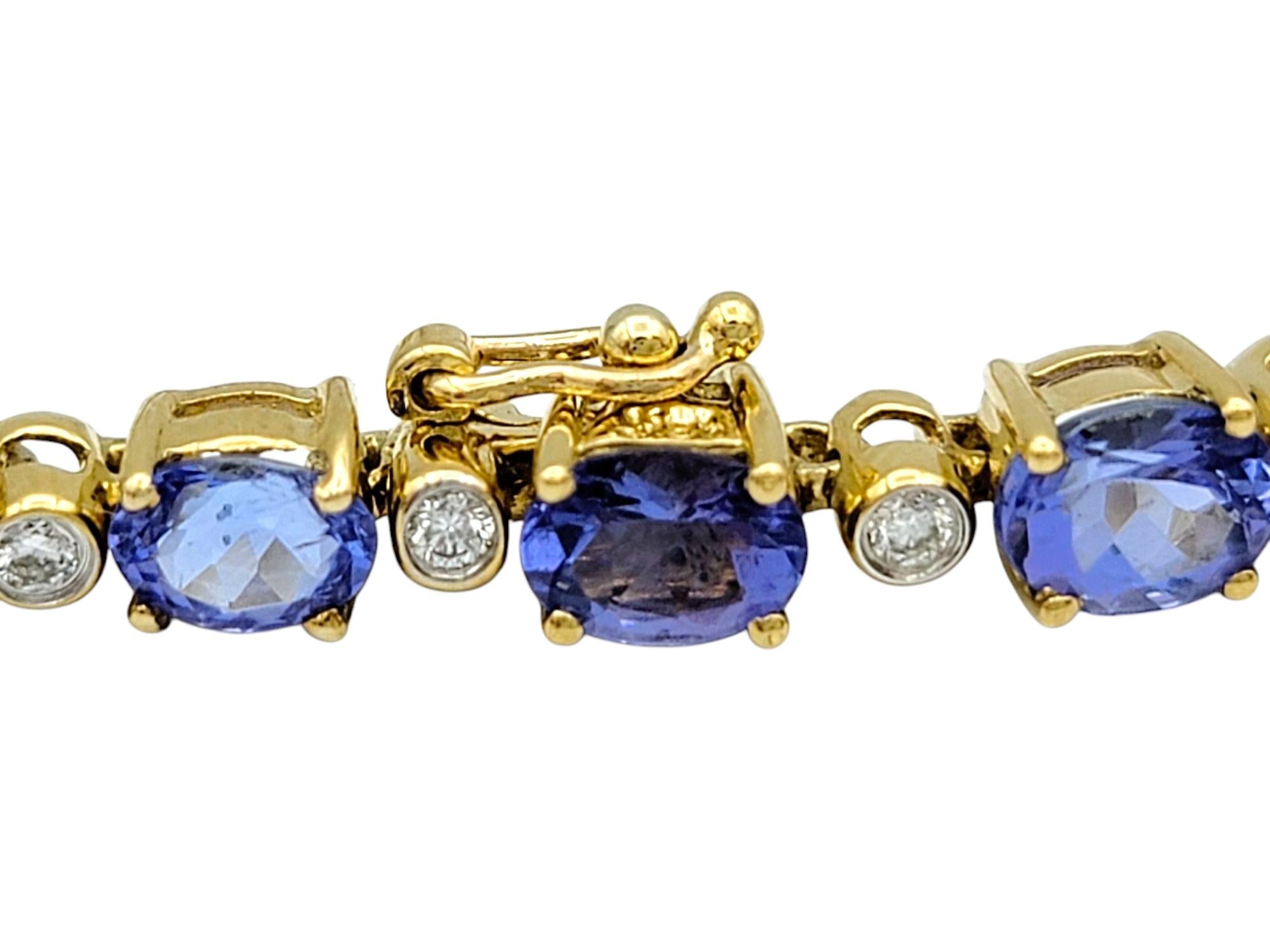 Taille ovale Bracelet en or jaune 18 carats alternant tanzanite ovale et diamants ronds en vente