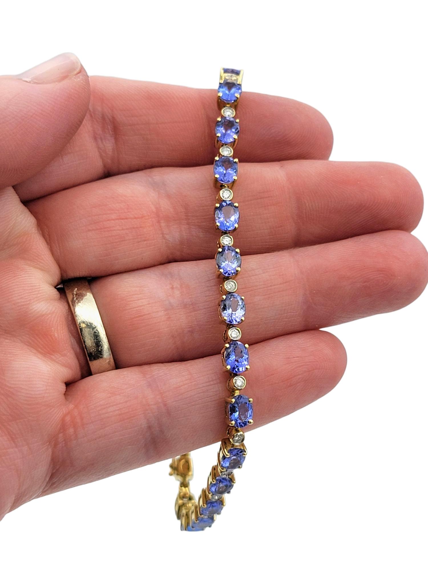 Bracelet en or jaune 18 carats alternant tanzanite ovale et diamants ronds en vente 1