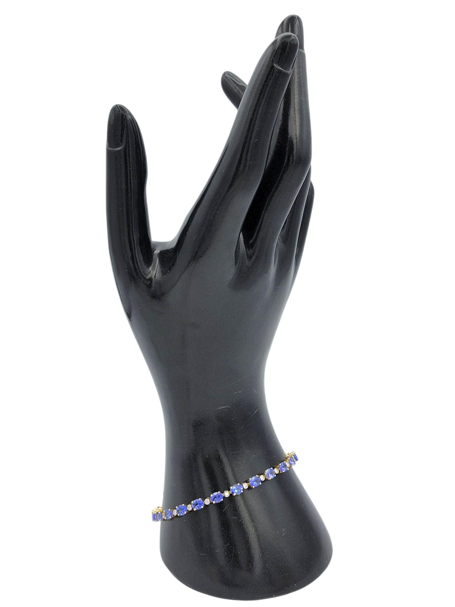 Bracelet en or jaune 18 carats alternant tanzanite ovale et diamants ronds en vente 2