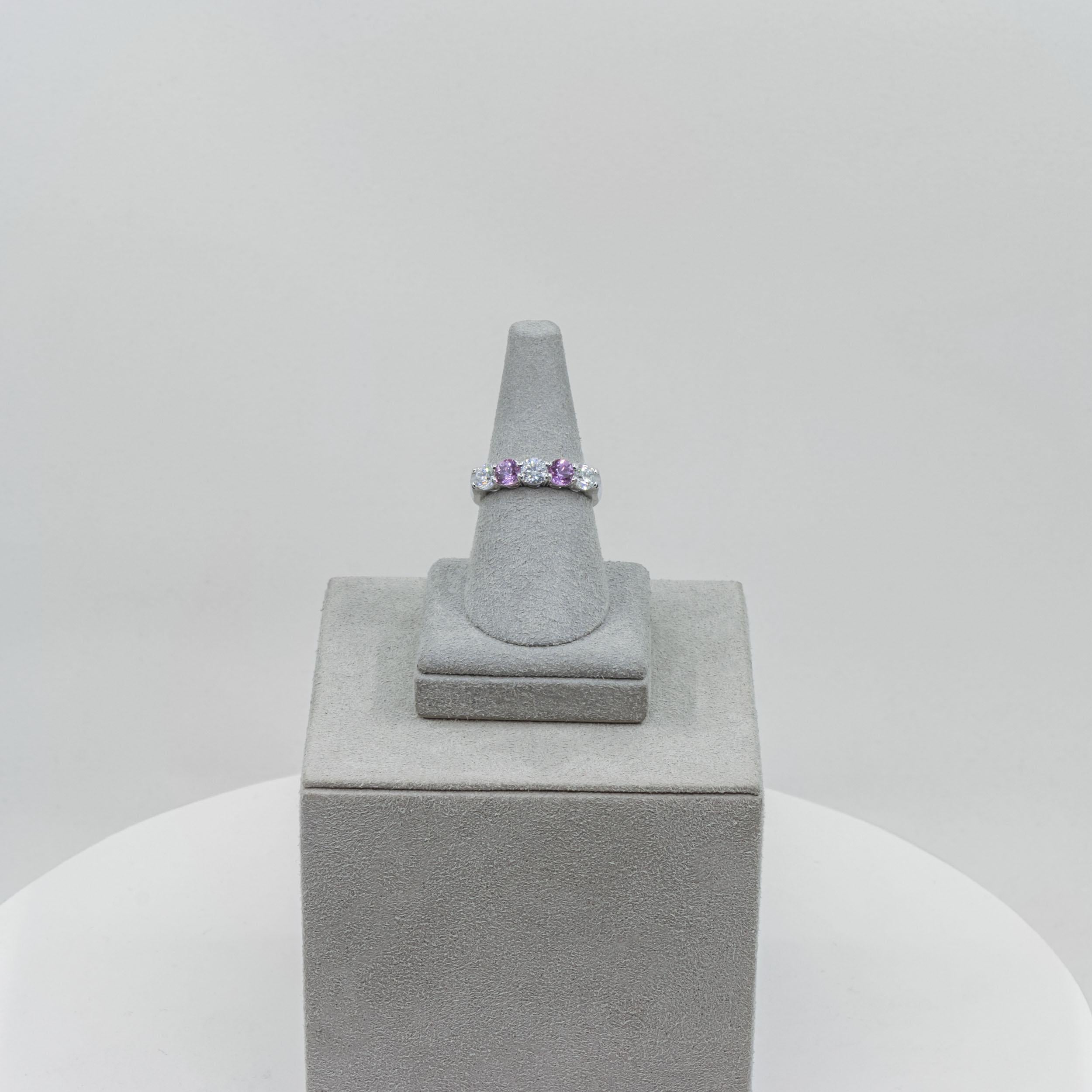 Roman Malakov alliance à cinq pierres avec saphir rose rond de 1,66 carats et diamants Neuf - En vente à New York, NY