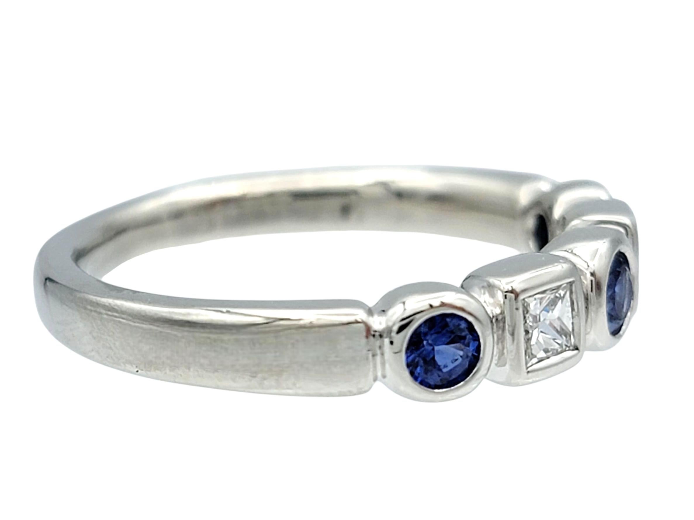 Abwechselnd runder blauer Saphir und Diamant im Prinzessinnenschliff Ring aus Platin (Zeitgenössisch) im Angebot