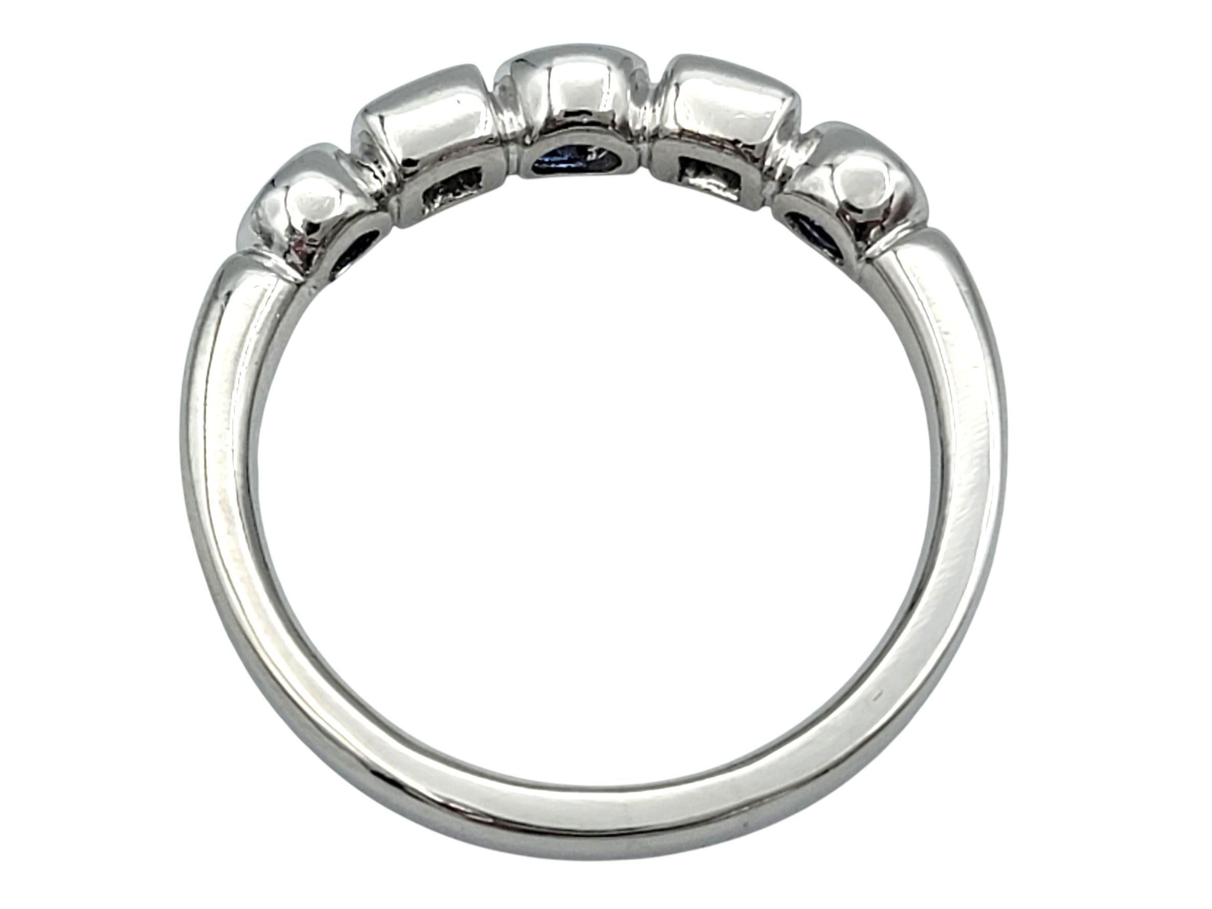 Abwechselnd runder blauer Saphir und Diamant im Prinzessinnenschliff Ring aus Platin (Carréschliff) im Angebot