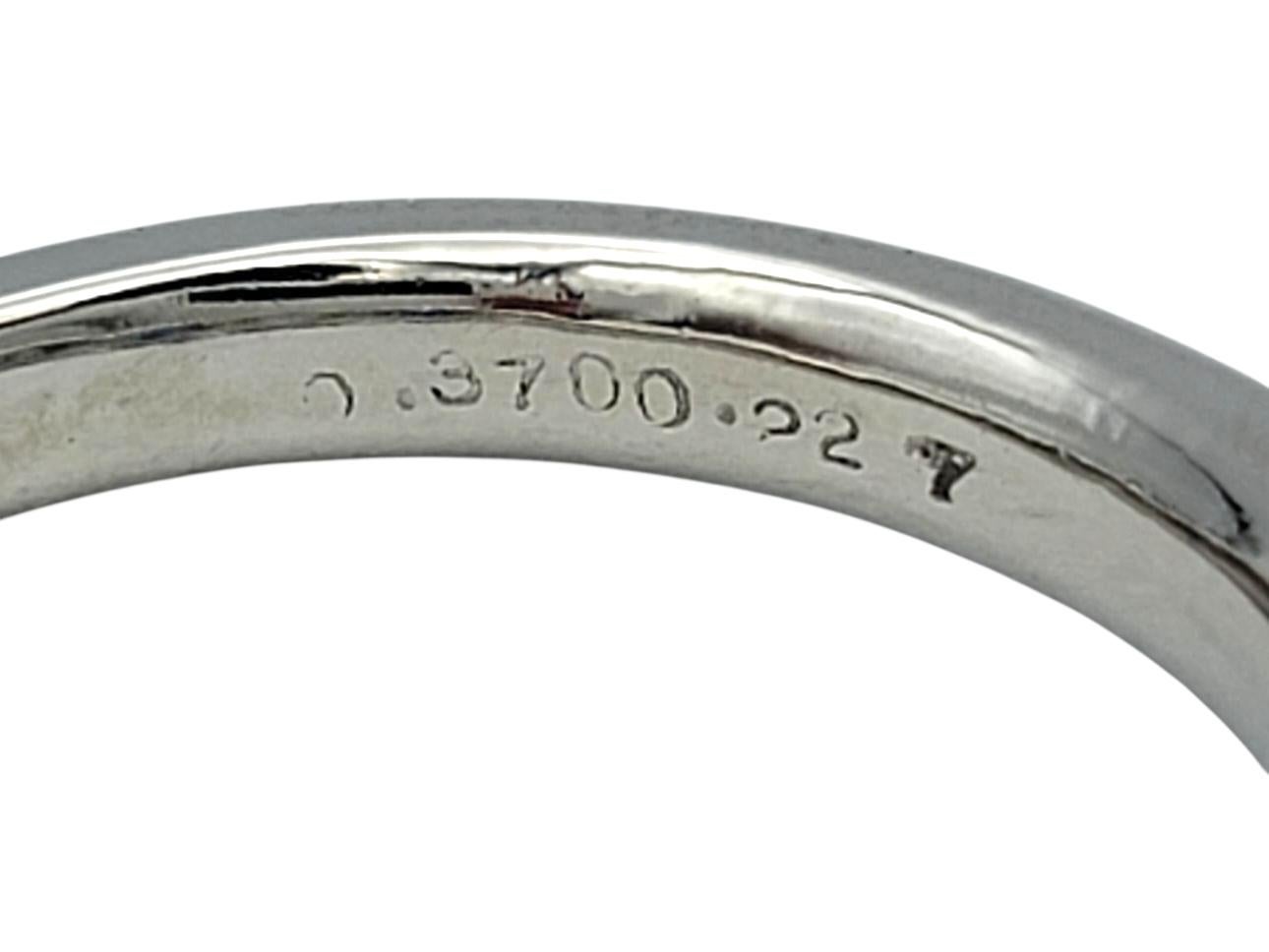 Abwechselnd runder blauer Saphir und Diamant im Prinzessinnenschliff Ring aus Platin im Zustand „Gut“ im Angebot in Scottsdale, AZ