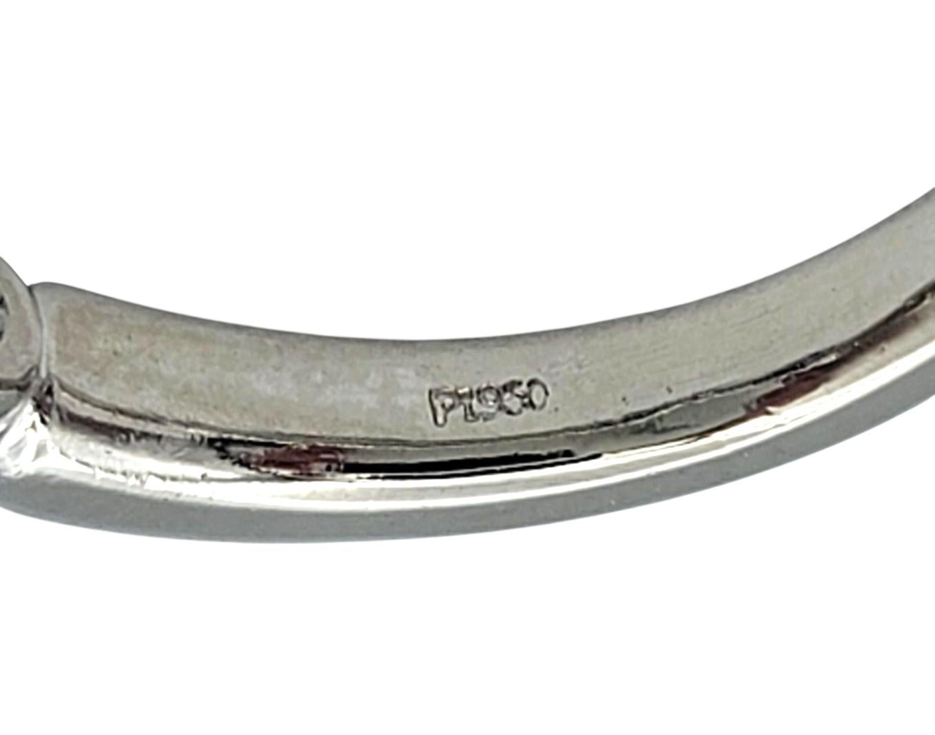 Abwechselnd runder blauer Saphir und Diamant im Prinzessinnenschliff Ring aus Platin Damen im Angebot