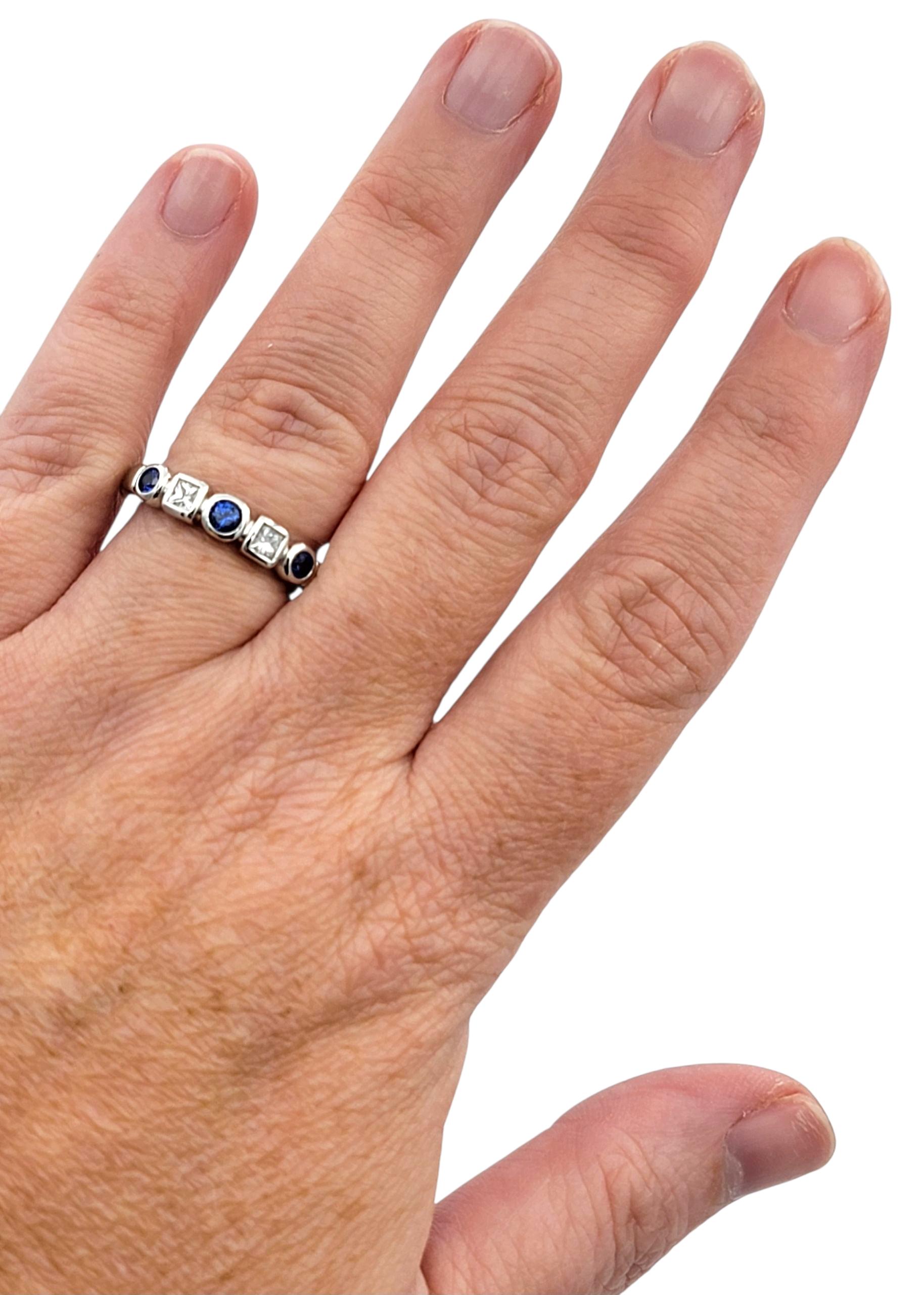Abwechselnd runder blauer Saphir und Diamant im Prinzessinnenschliff Ring aus Platin im Angebot 1