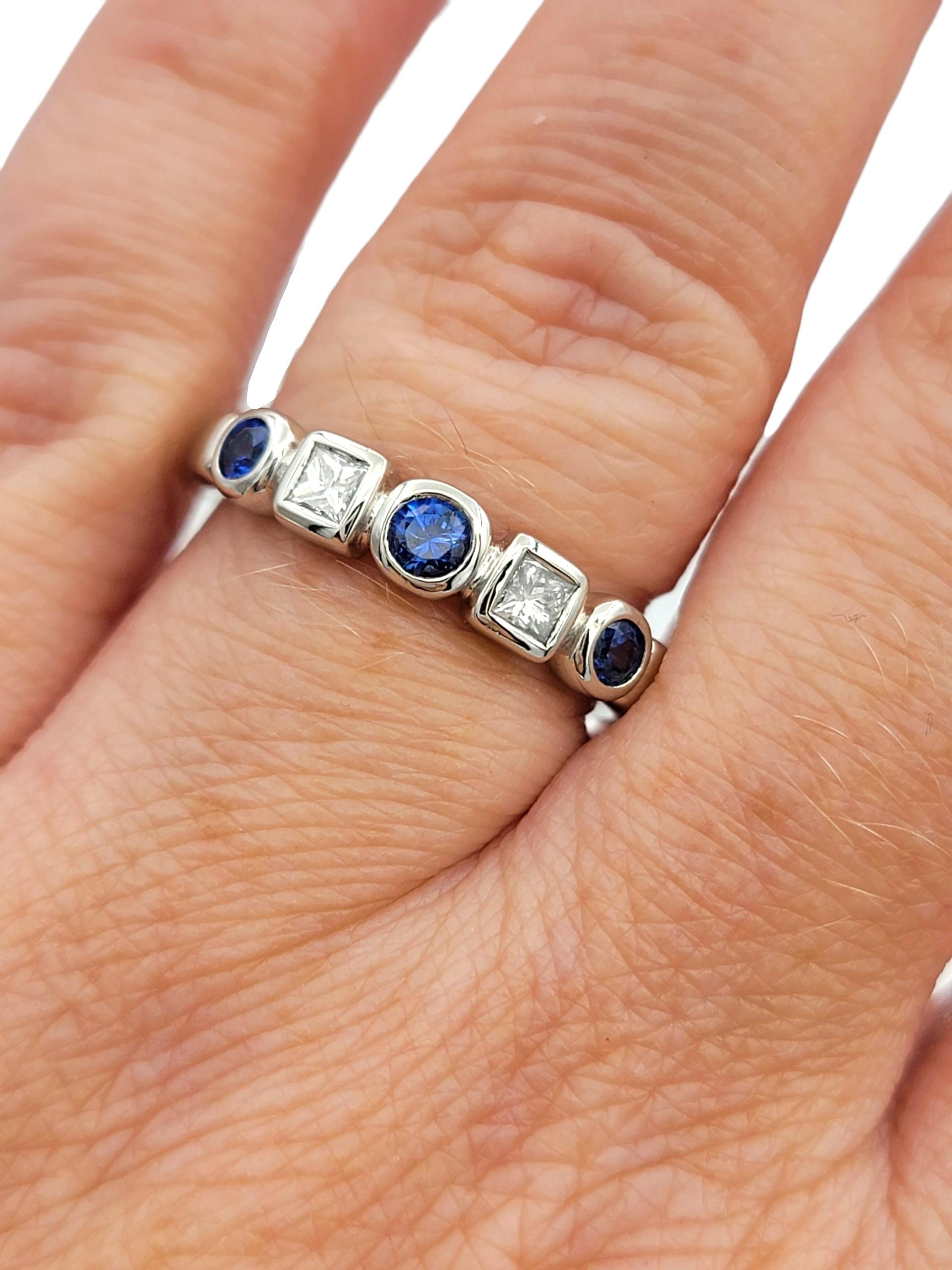 Abwechselnd runder blauer Saphir und Diamant im Prinzessinnenschliff Ring aus Platin im Angebot 2