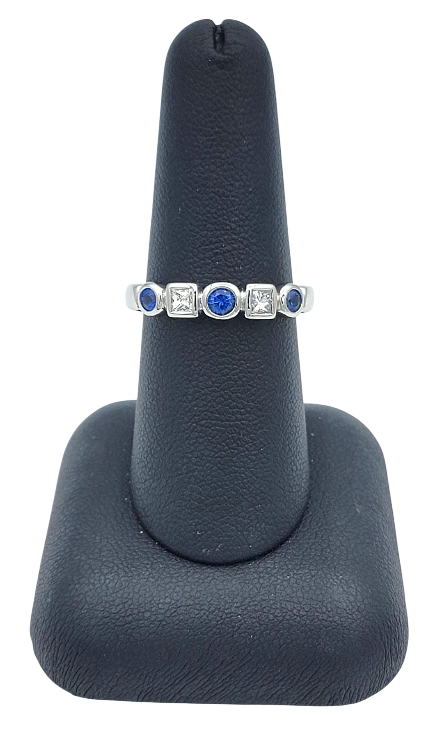 Abwechselnd runder blauer Saphir und Diamant im Prinzessinnenschliff Ring aus Platin im Angebot 3