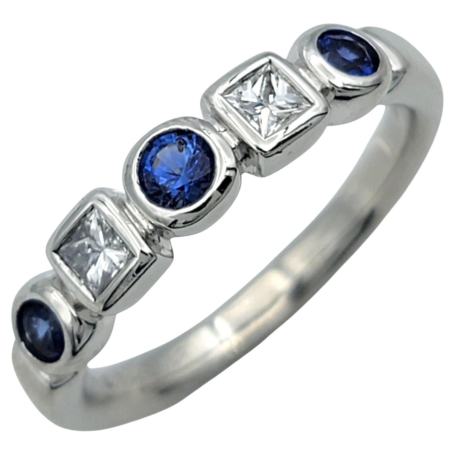Abwechselnd runder blauer Saphir und Diamant im Prinzessinnenschliff Ring aus Platin im Angebot