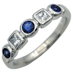 Abwechselnd runder blauer Saphir und Diamant im Prinzessinnenschliff Ring aus Platin