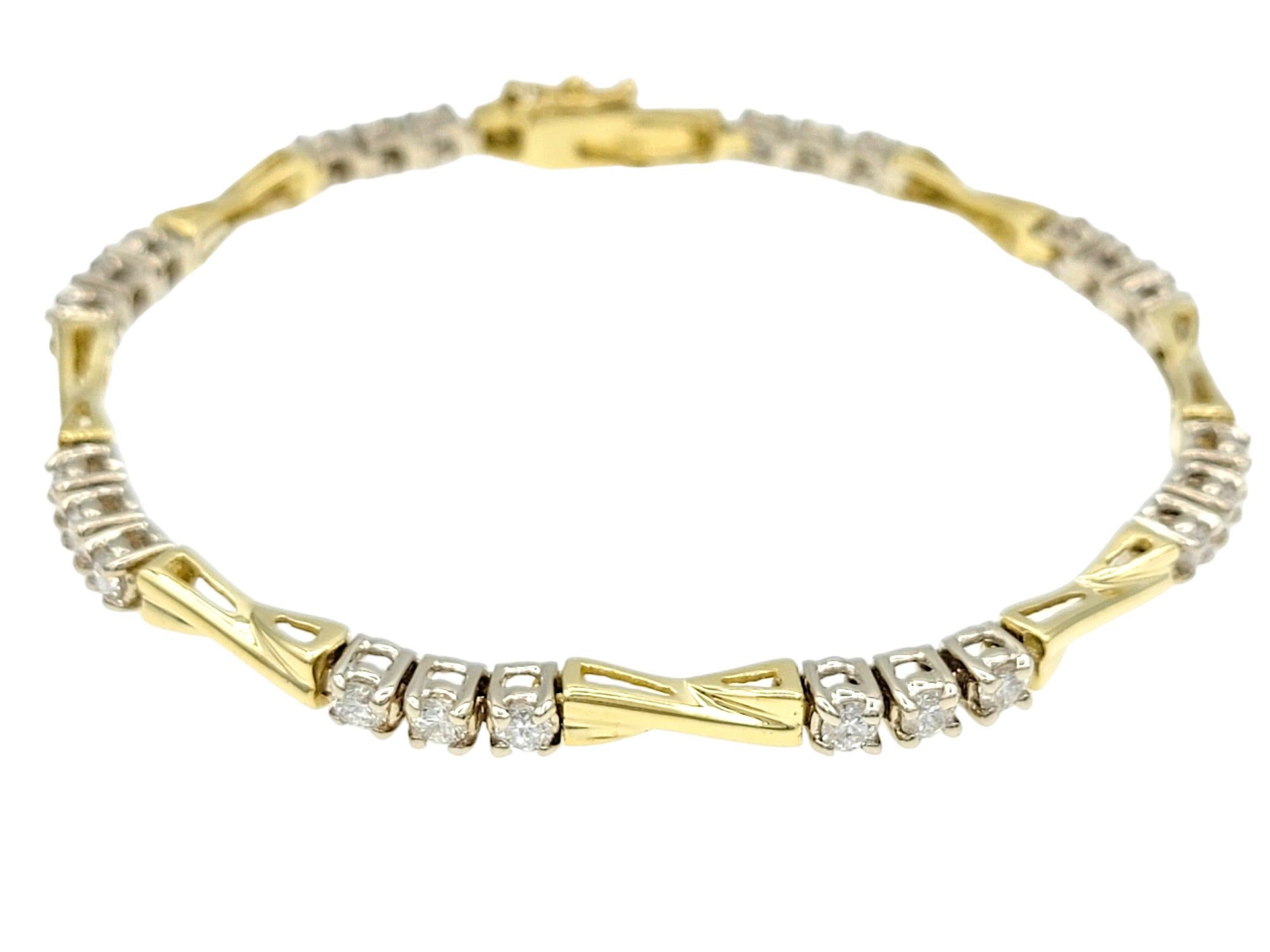 Questo bracciale a maglie, meticolosamente realizzato in oro giallo e bianco 18 carati, presenta un'accattivante combinazione di eleganza classica e design contemporaneo. Il motivo alternato di maglie a 
