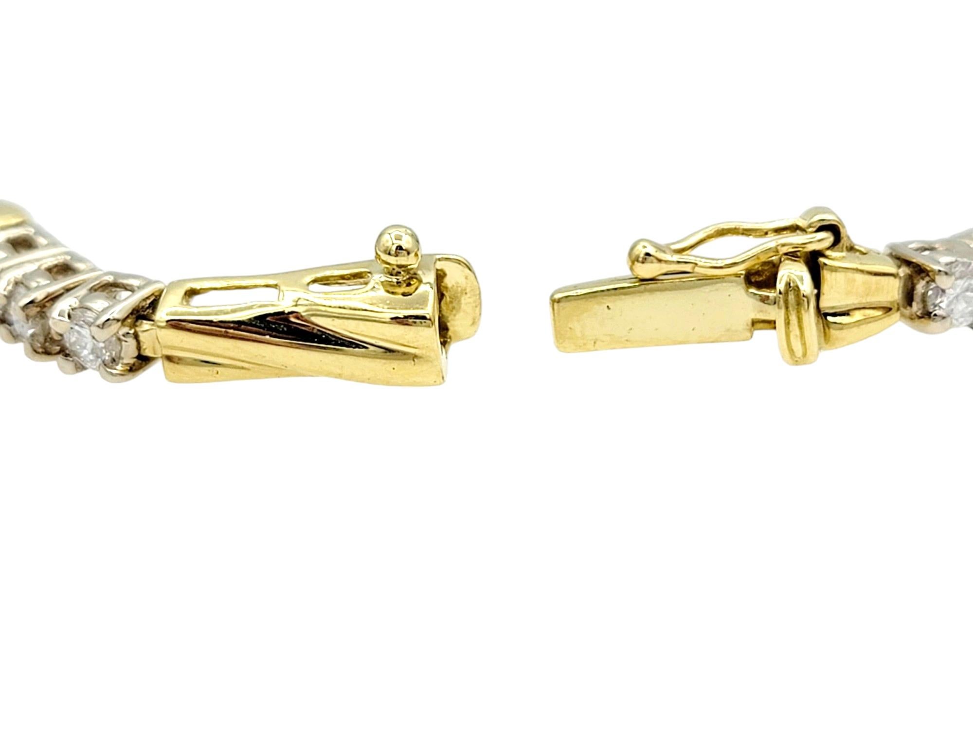 Donna Bracciale con diamanti rotondi alternati e X allungata A Link in oro giallo 18 carati in vendita