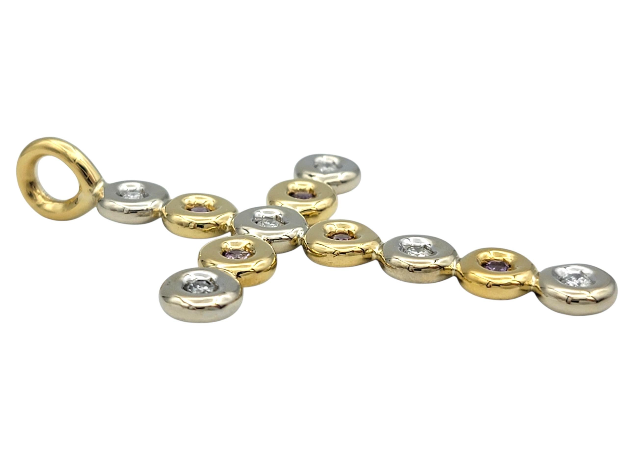Contemporaneo Ciondolo a croce alternato con diamante rotondo e zaffiro rosa in oro 18 carati bicolore in vendita