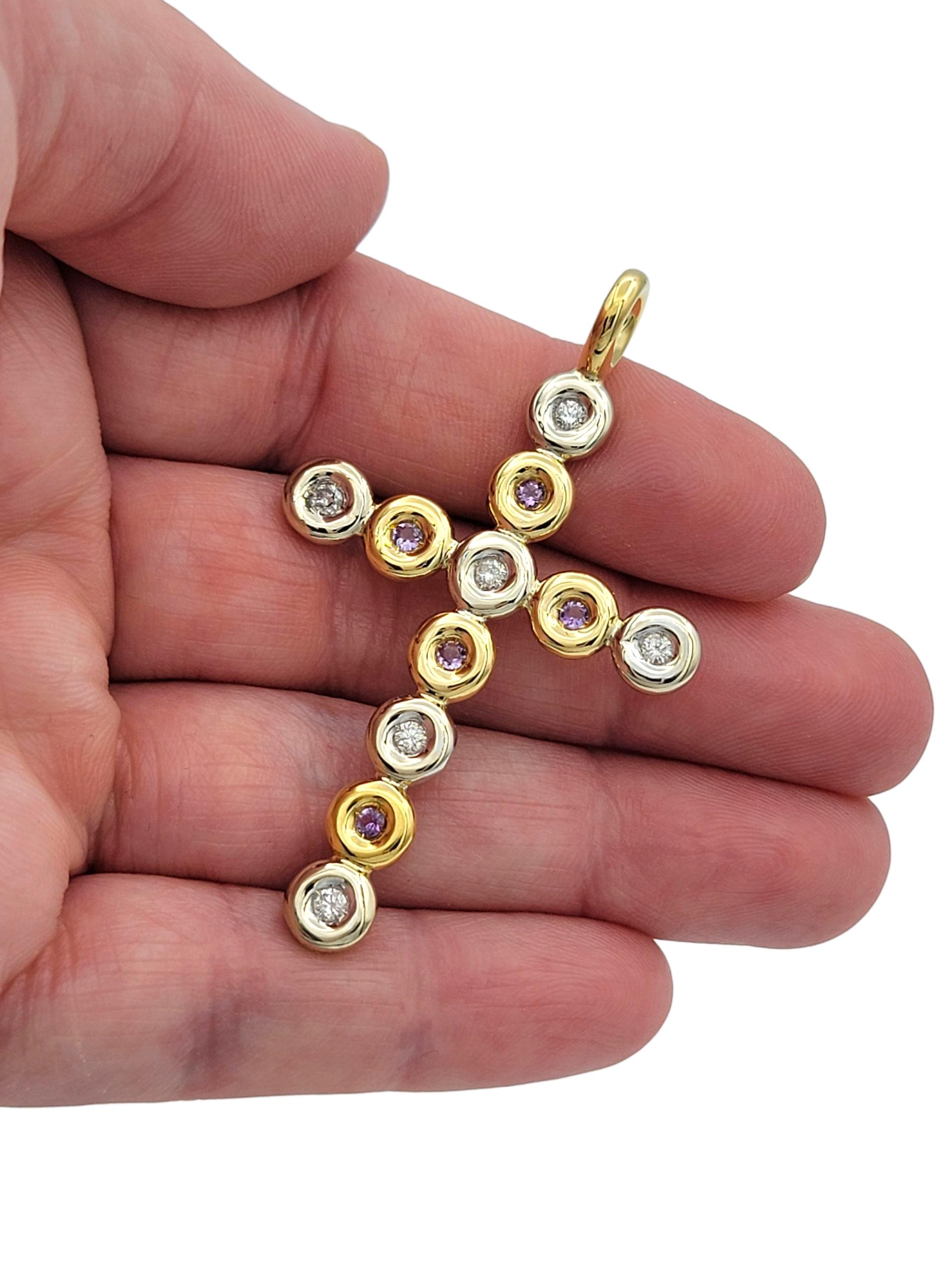 Taglio rotondo Ciondolo a croce alternato con diamante rotondo e zaffiro rosa in oro 18 carati bicolore in vendita