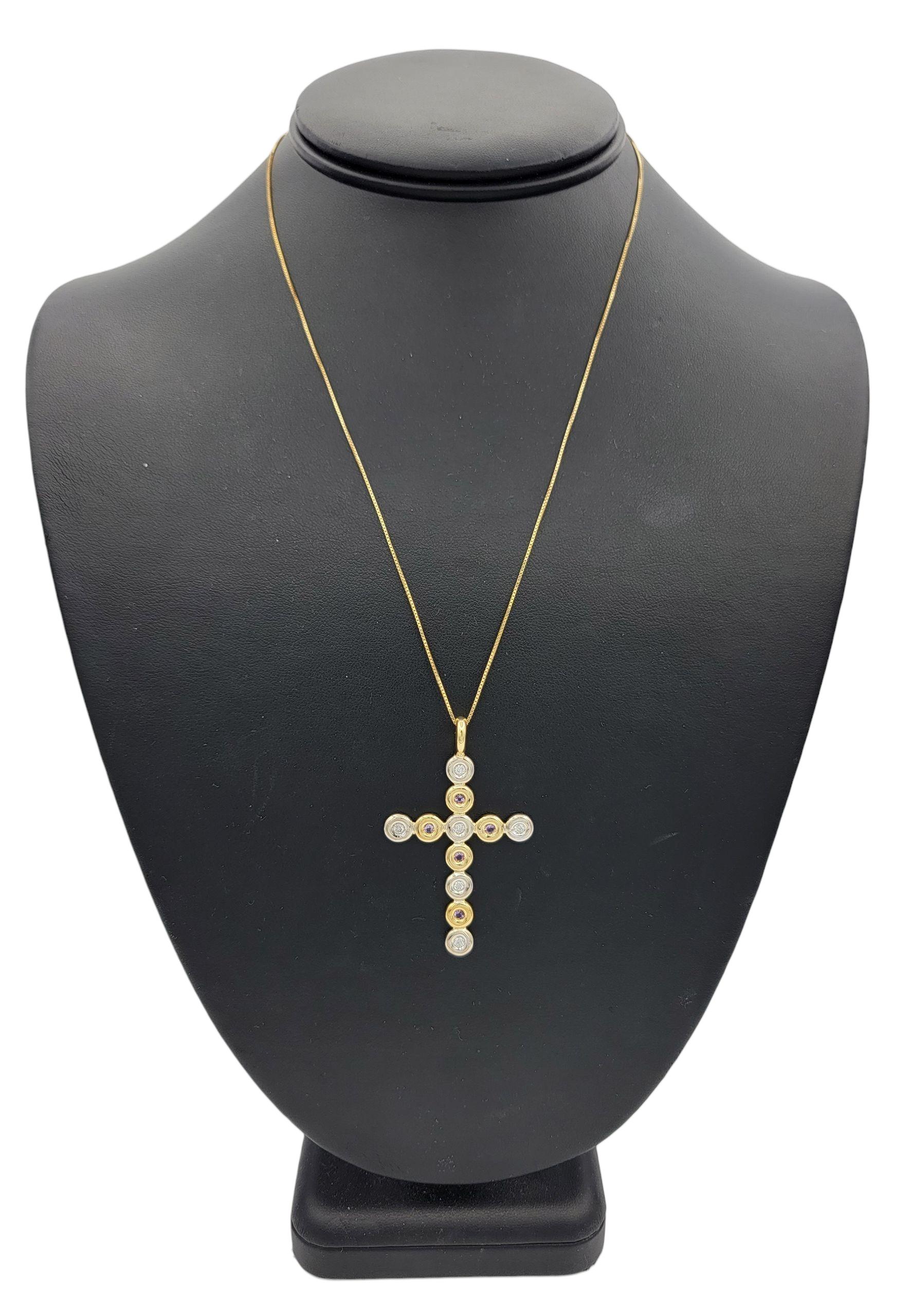 Ciondolo a croce alternato con diamante rotondo e zaffiro rosa in oro 18 carati bicolore In condizioni buone in vendita a Scottsdale, AZ