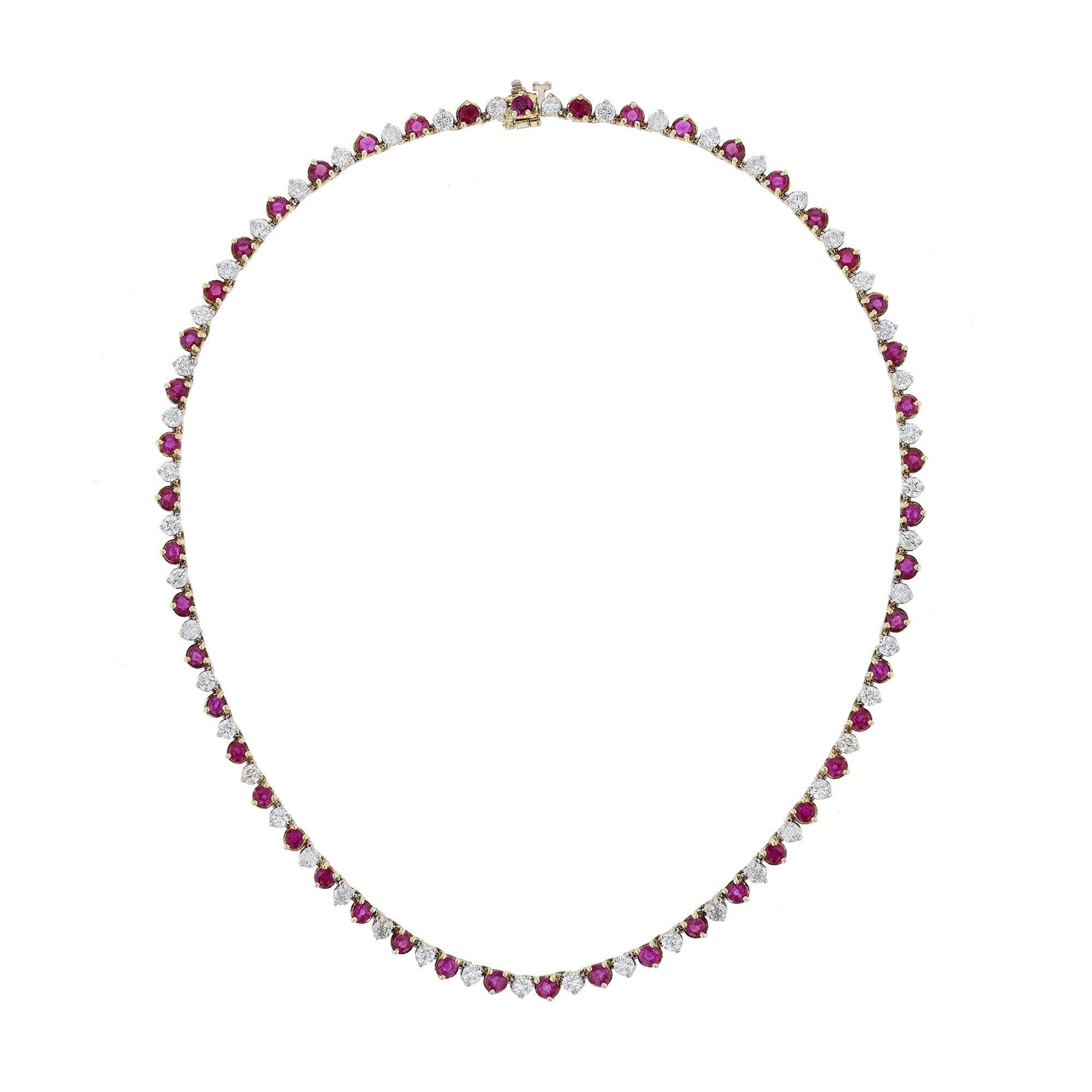 Questa collana è realizzata in oro bianco e giallo 18 carati. Presenta 50 rubini per un peso di 9,87 carati. Oltre a 50 diamanti da 5,80 carati. La collana ha un grado di colore (H) e di purezza (SI2). Tutte le pietre sono incastonate.

