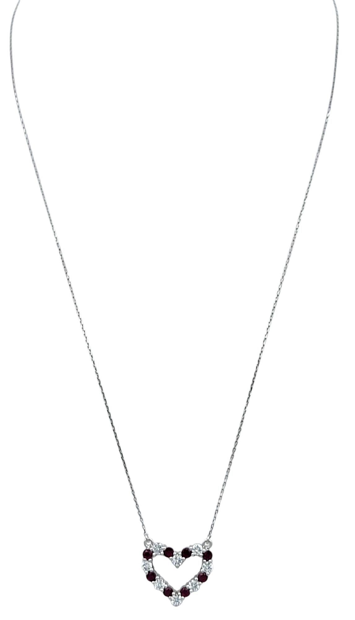 Contemporaneo Collana con ciondolo a cuore aperto con rubini e diamanti alternati in oro bianco 14 carati in vendita