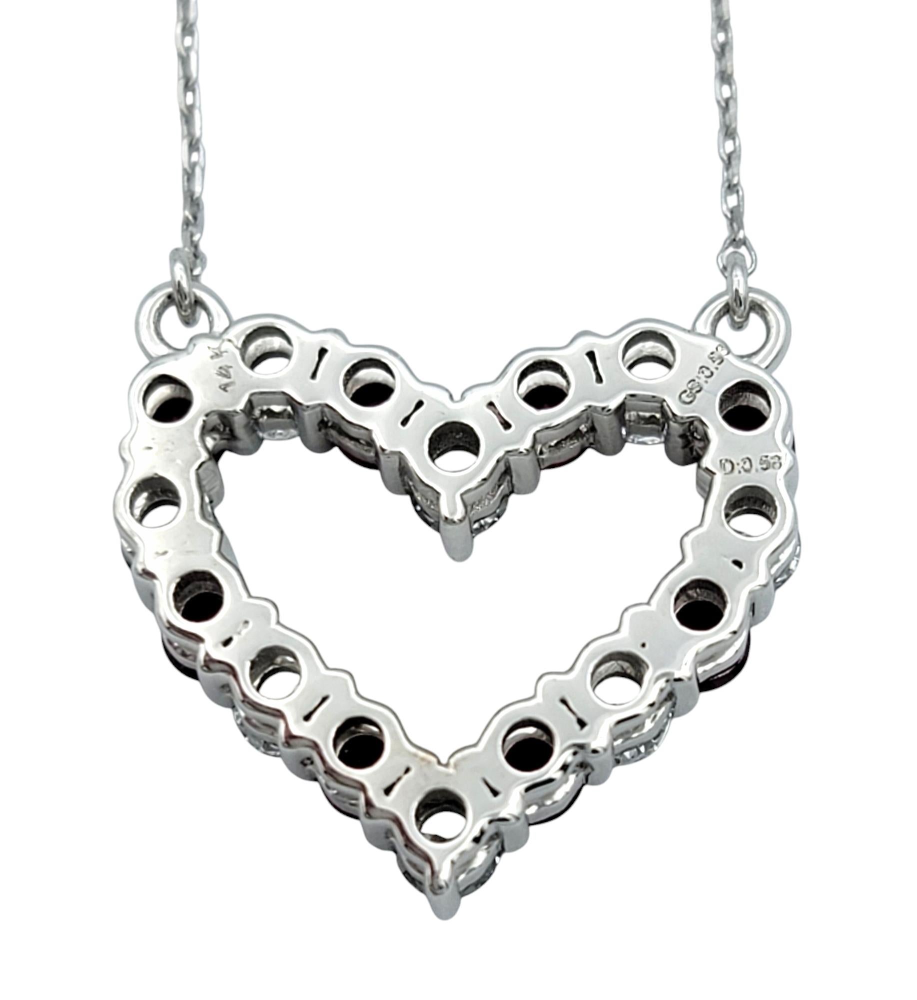 Collana con ciondolo a cuore aperto con rubini e diamanti alternati in oro bianco 14 carati In condizioni buone in vendita a Scottsdale, AZ