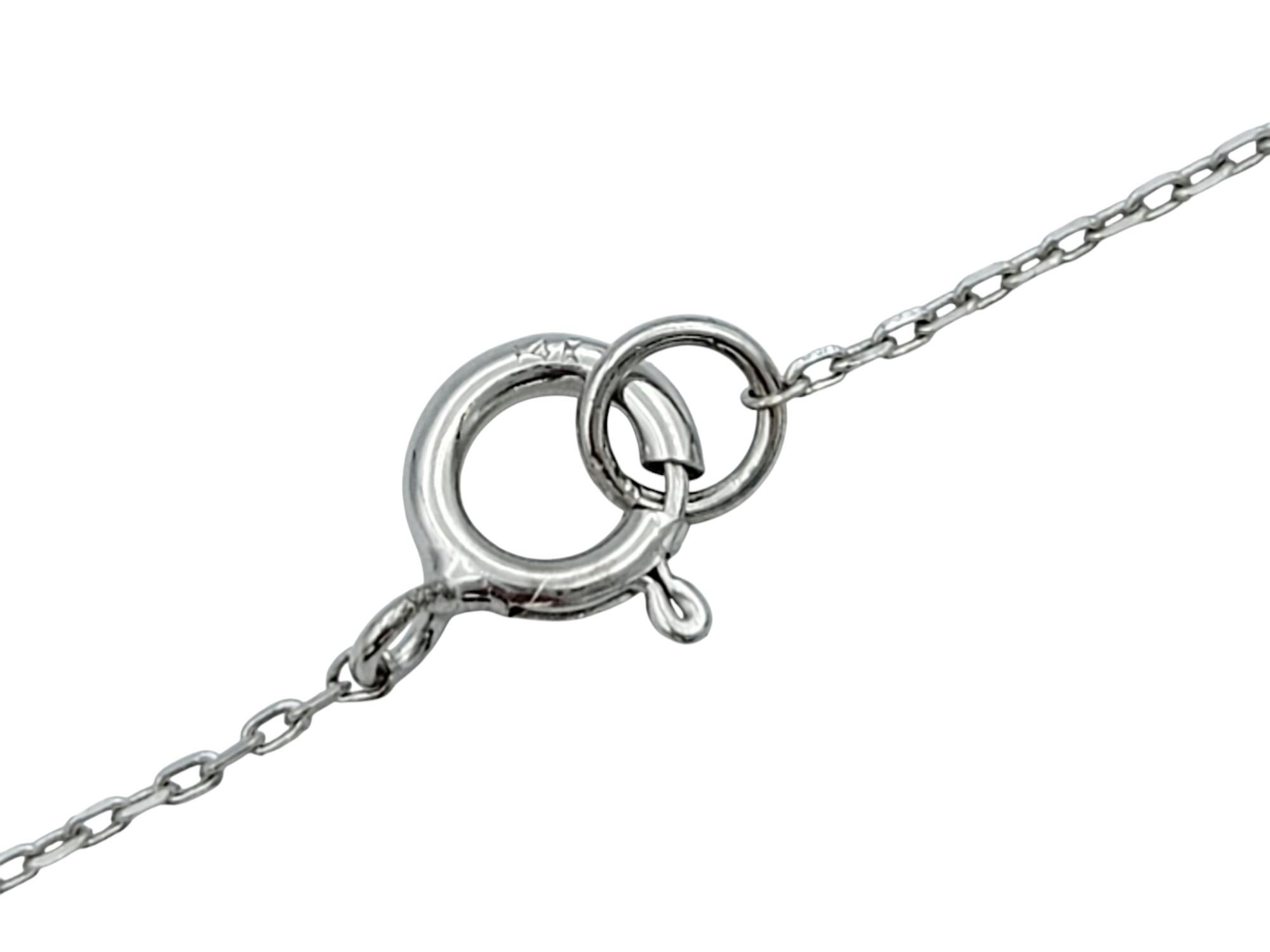 Collana con ciondolo a cuore aperto con rubini e diamanti alternati in oro bianco 14 carati in vendita 1