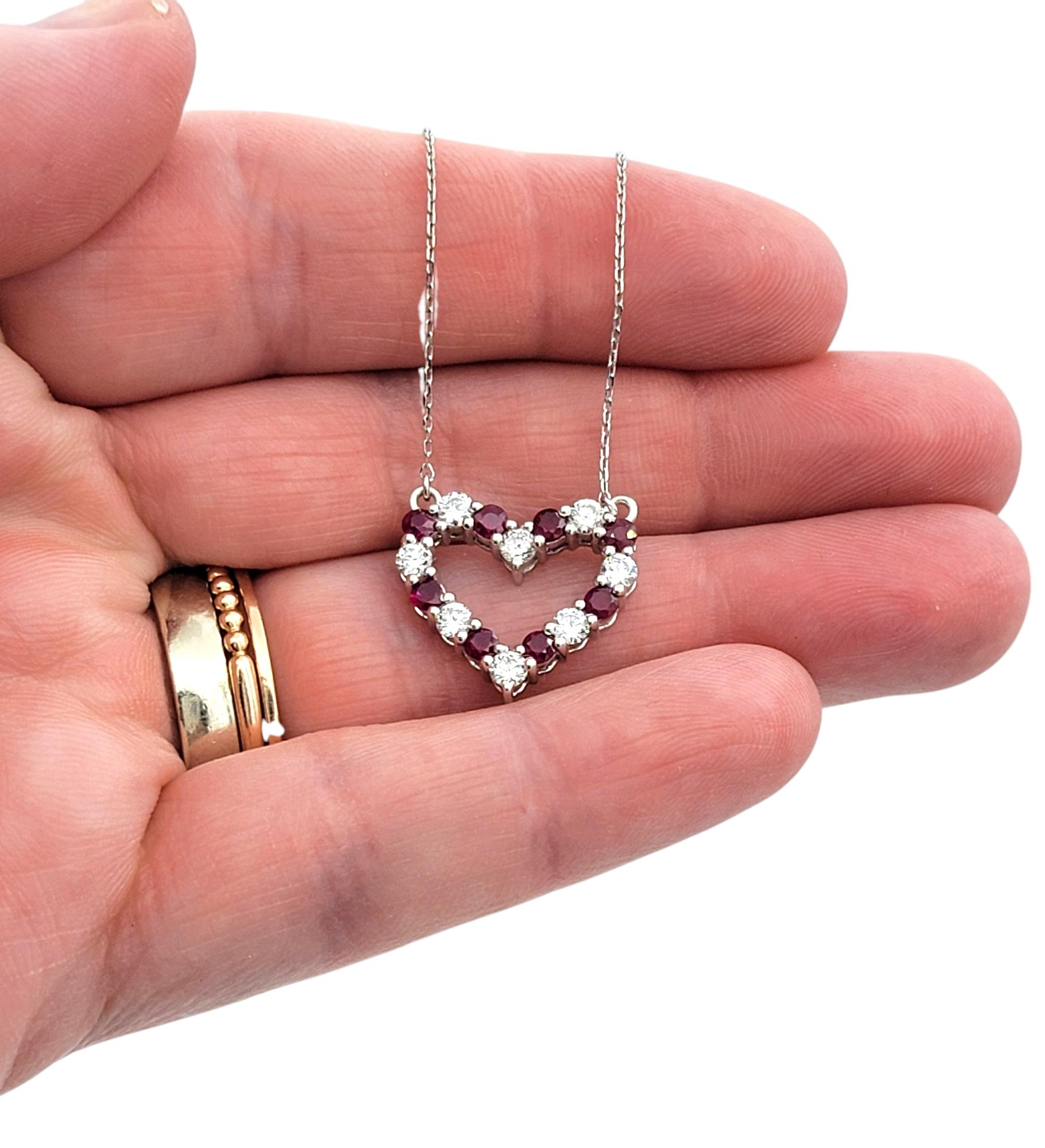 Collana con ciondolo a cuore aperto con rubini e diamanti alternati in oro bianco 14 carati in vendita 3