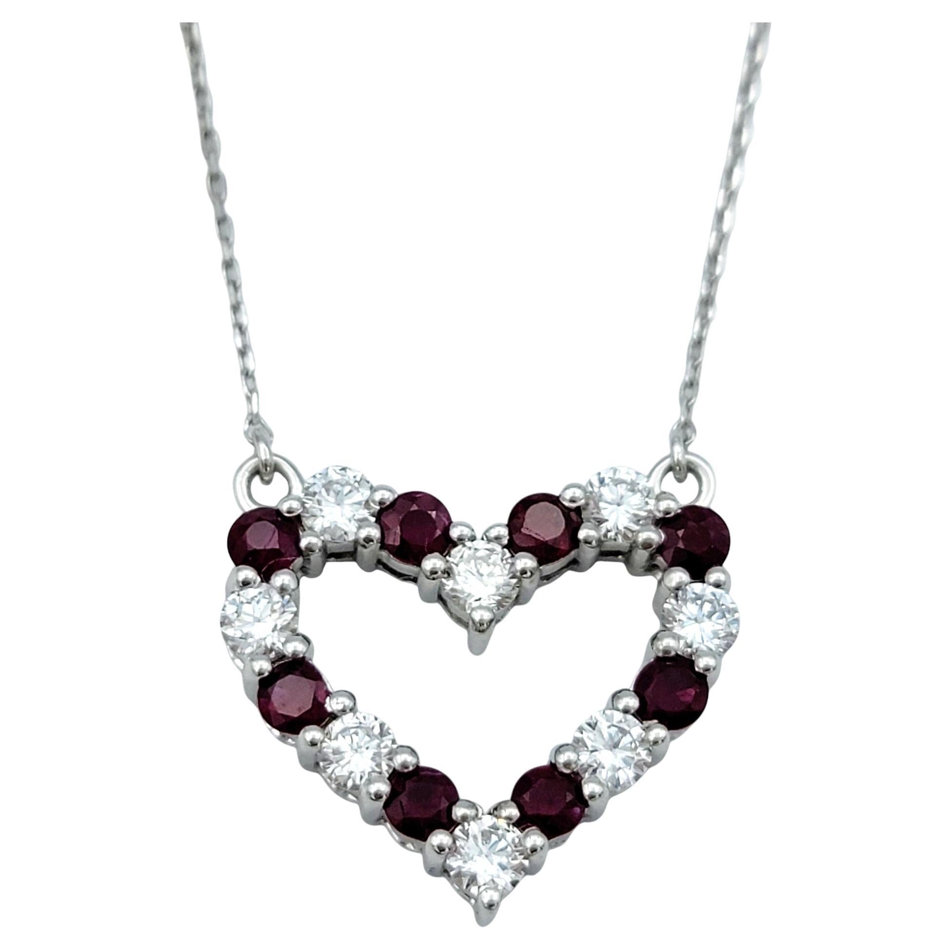 Collana con ciondolo a cuore aperto con rubini e diamanti alternati in oro bianco 14 carati