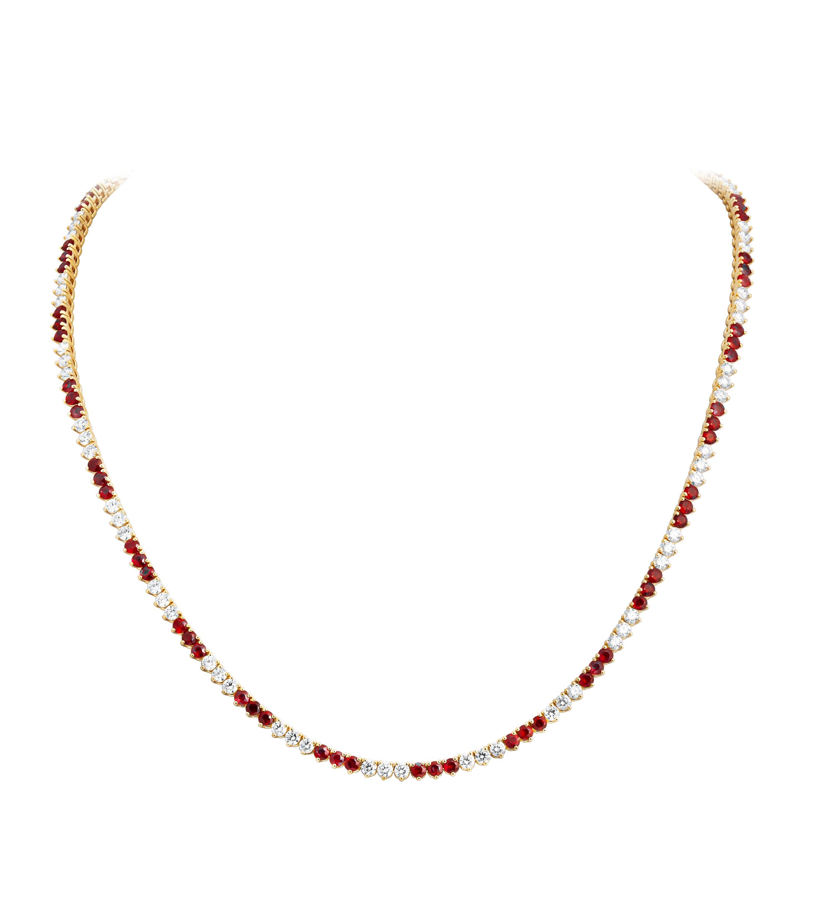 Collana tennis alternata con diamanti e rubini
Montato in oro giallo 14K
Con diamanti rotondi per un totale di 3,90 carati e rubini per un totale di 6,22 carati
16