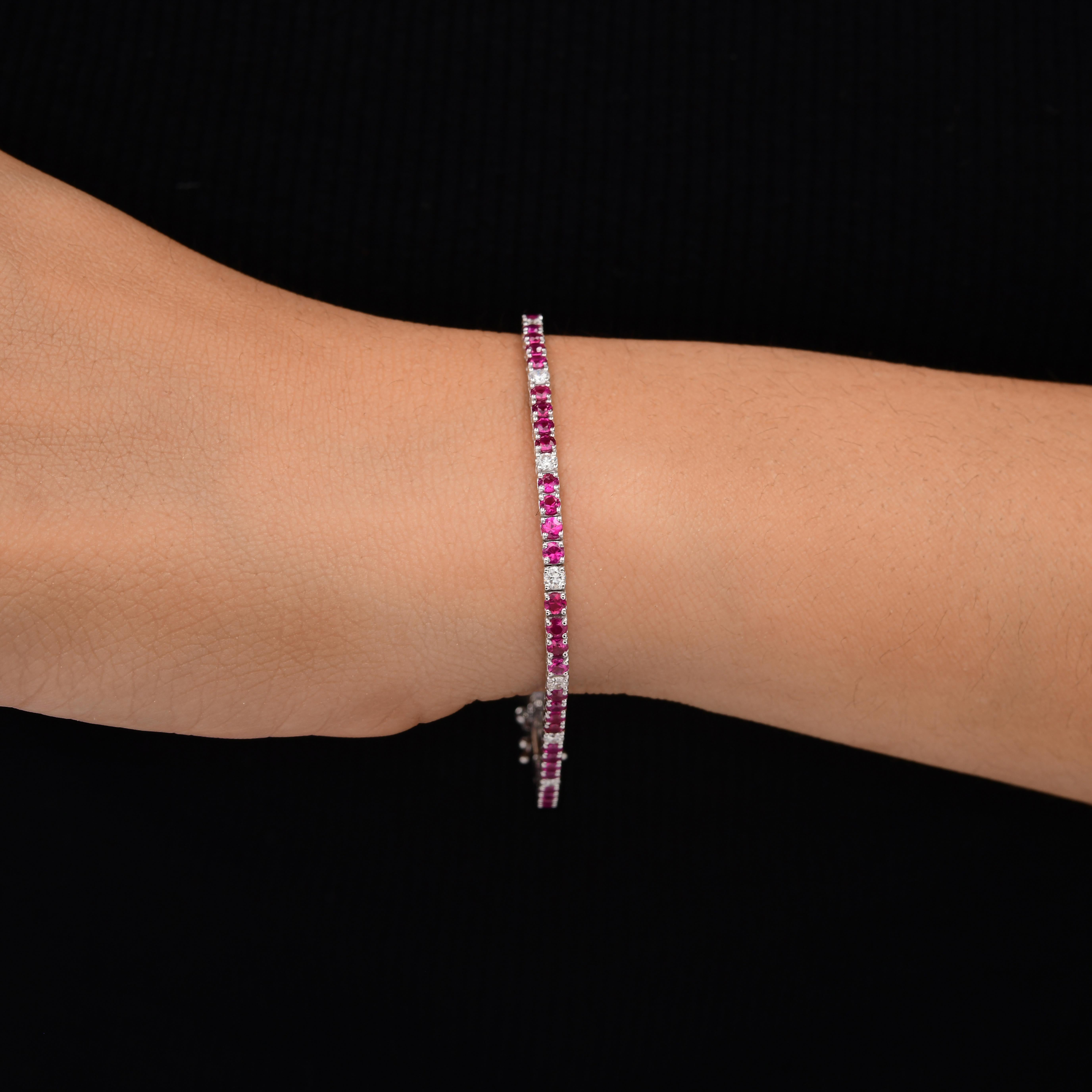 Dieses elegante Tennisarmband besteht aus einem runden Rubin von 3,81 Karat und 0,84 Karat Diamanten, die alle in 18 Karat Weißgold gefasst sind. Die Kombination aus leuchtendem Rubin und funkelnden Diamanten bildet einen auffälligen Kontrast,