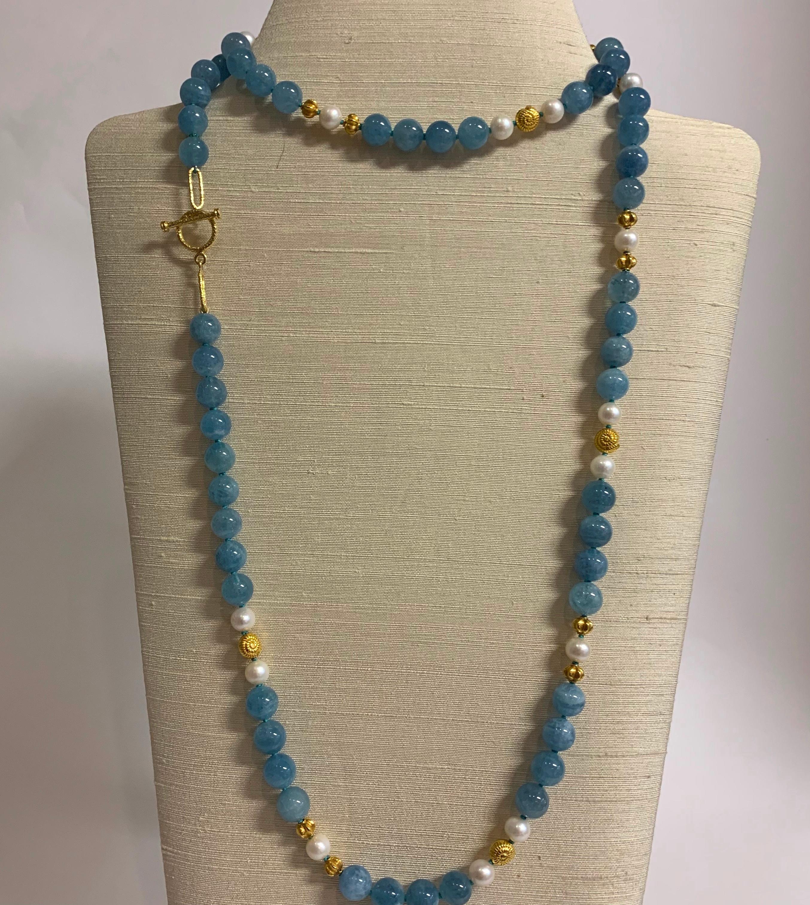 La couleur bleue intense des perles d'aigue-marine est accentuée par les perles d'eau douce et les perles en or 18k. Son saisissant collier de 42