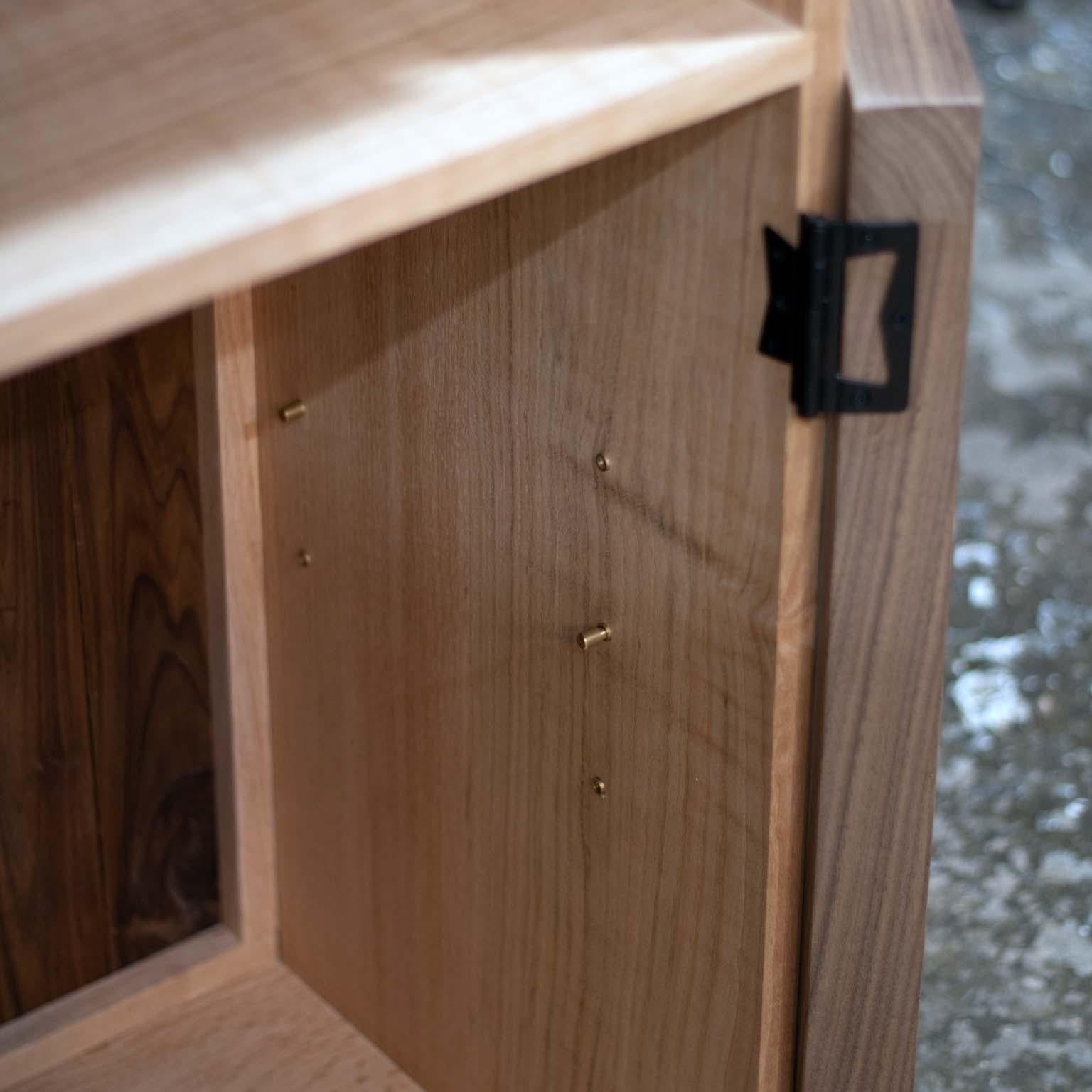 L'armoire Althea est fabriquée en chêne rouge scié sur quartier pour les côtés de l'armoire - ce qui n'est pas typique de la façon dont on voit habituellement le chêne rouge. Le résultat est un motif de grain intéressant, familier mais tout à fait