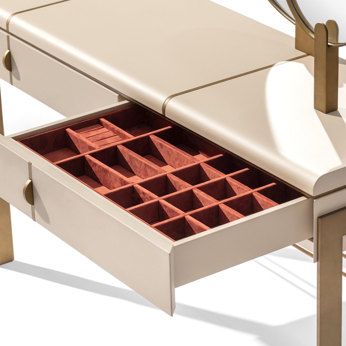 Este espléndido tocador ofrece un diseño limpio y franco, definido por refinados detalles sutiles. Equipado con dos cajones, descansa sobre una base metálica compuesta por patas finas y elegantes, y se realza con dos magníficos espejos de tamaños