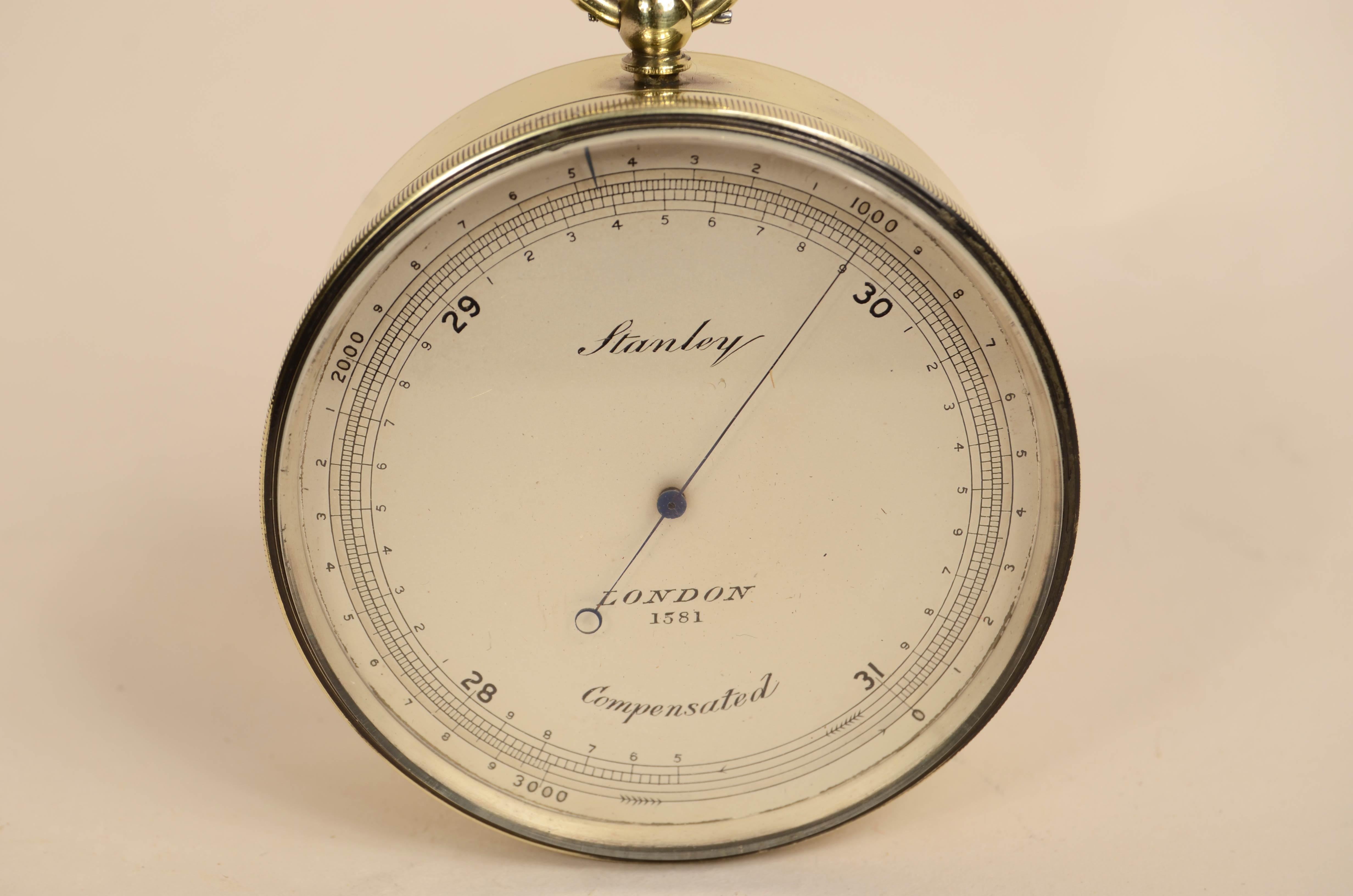 Altimètre barométrique compensé en laiton signé Stanley London No. 1581 du début des années 1900. 
Diamètre 7,6 x 3 cm - pouces 3x1,2. 
Un altimètre est un instrument utilisé pour mesurer la hauteur d'un corps au-dessus du niveau de la mer et du